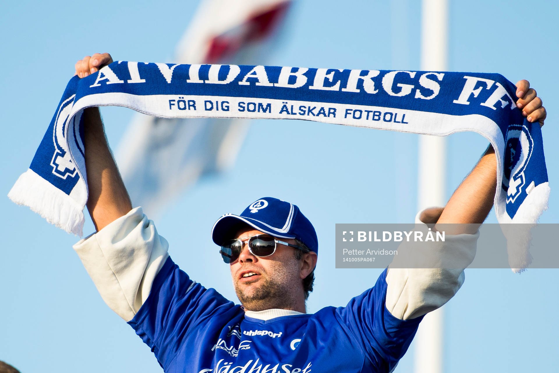 Åtvidaberg supporter håller upp sin halsduk