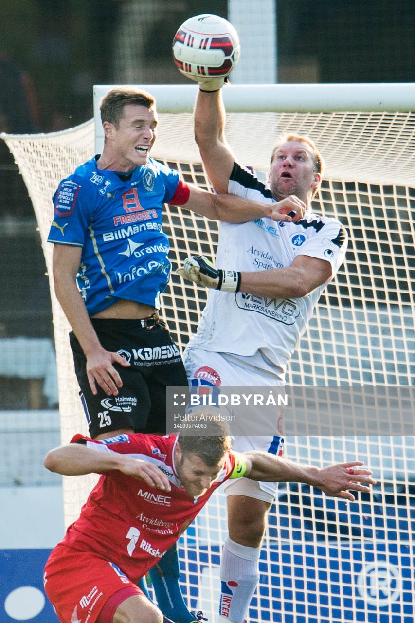 Åtvidabergs målvakt Henrik Gustavsson boxar undan bollen