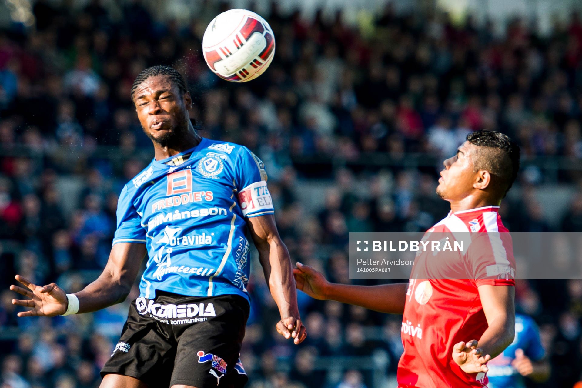 Halmstads Joseph Baffo nickar undan framför Åtvidabergs Ricardo Santos under fotbollsmatchen i Allsvenskan mellan Halmstad och Åtvidaberg den 5 oktober 2014 i Halmstad.