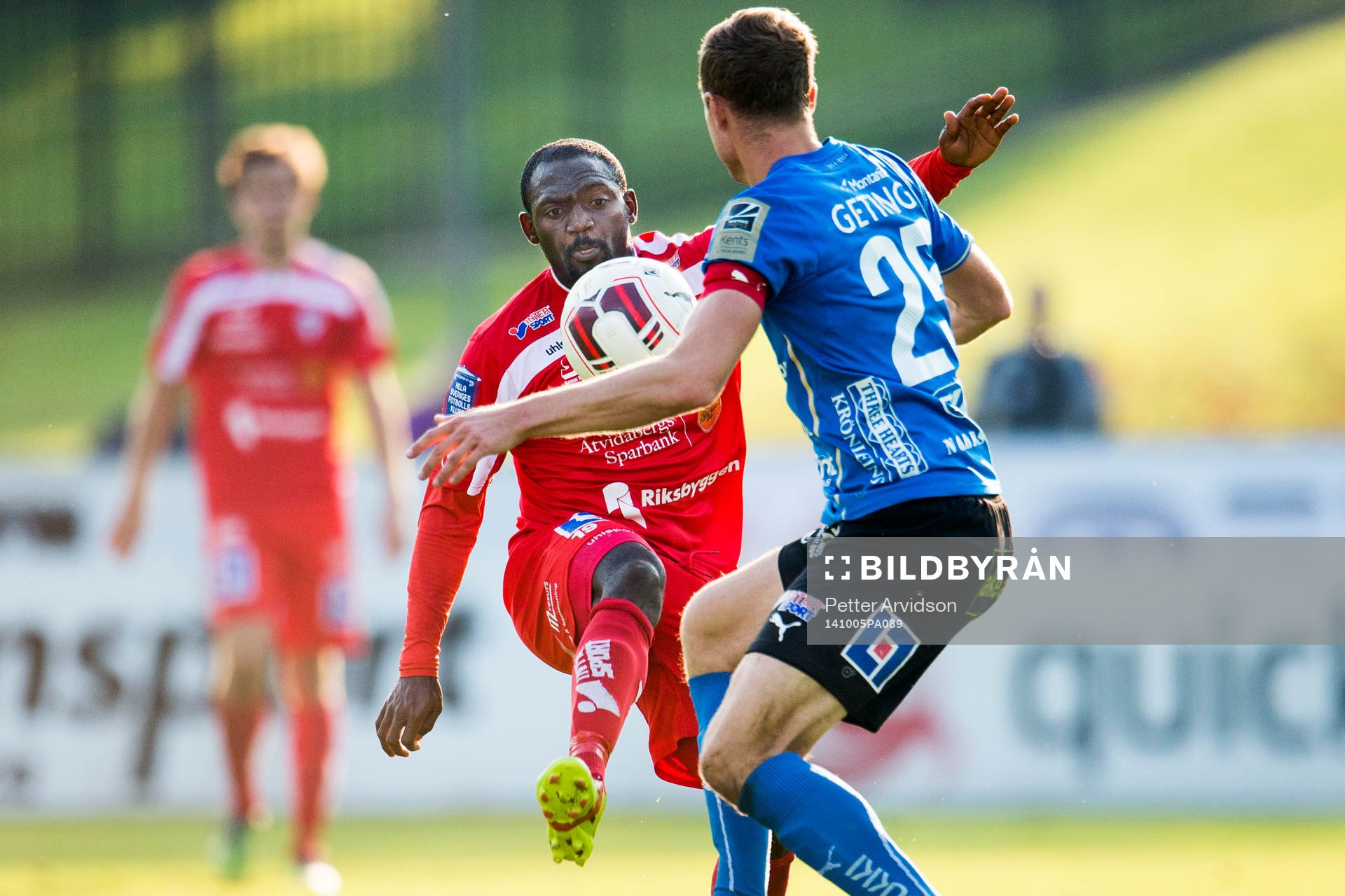 Åtvidabergs John Owoeri med bollen framför Halmstads Richard Magyar under fotbollsmatchen i Allsvenskan mellan Halmstad och Åtvidaberg den 5 oktober 2014 i Halmstad.