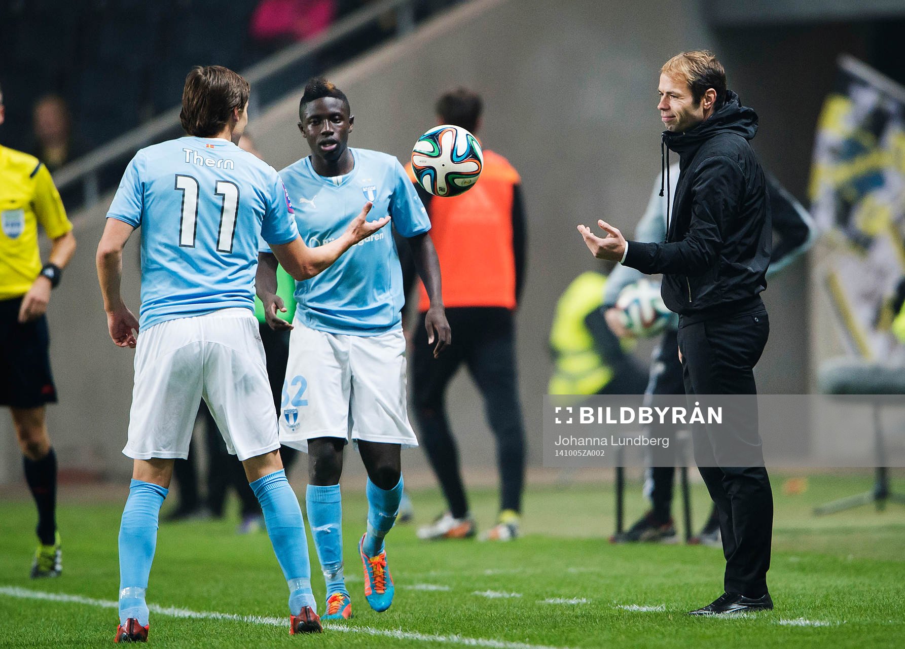 s tränare Andreas Alm ger tillslut bollen till Malmö FFs