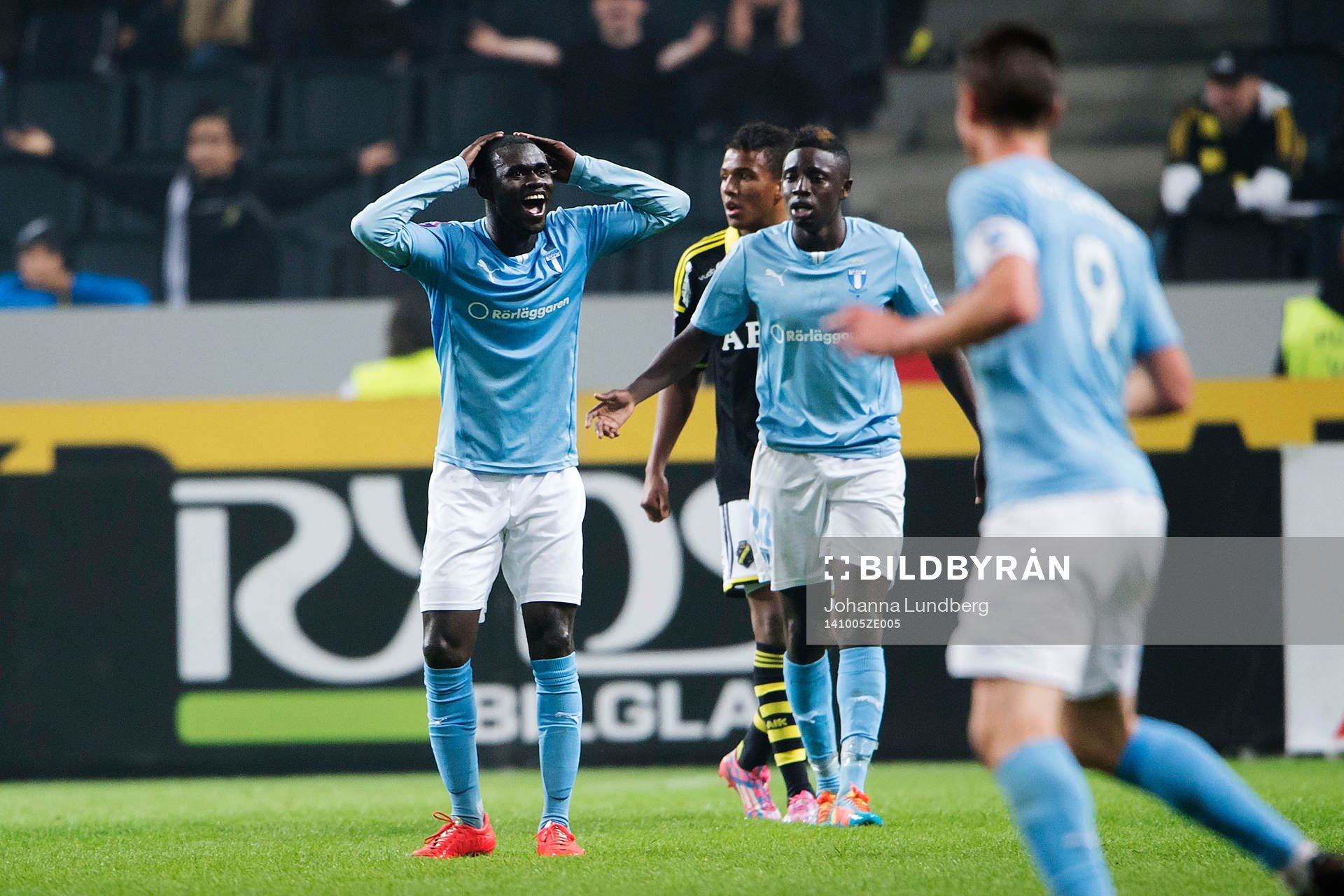 Malmö FFs Enock Kofi Adu reagerar på domaren