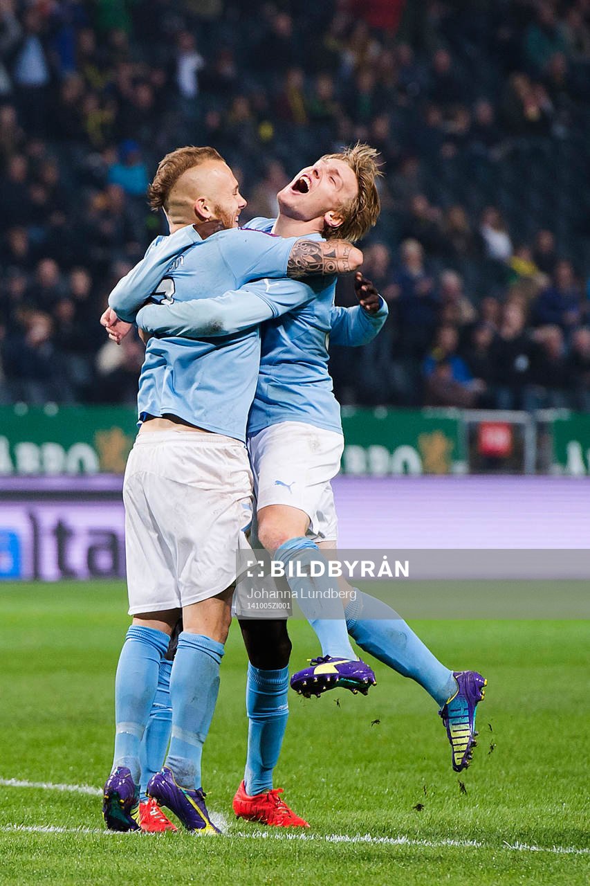 Malmö FFs Magnus Eriksson (th) gör 1-2 och jublar med