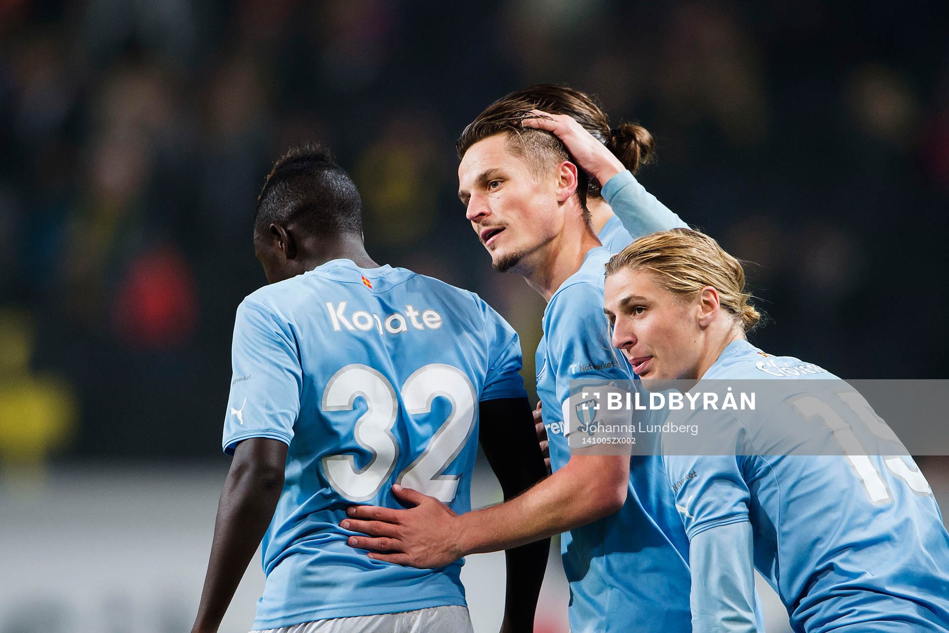 Malmö FFs Markus Rosenberg blir omkramad