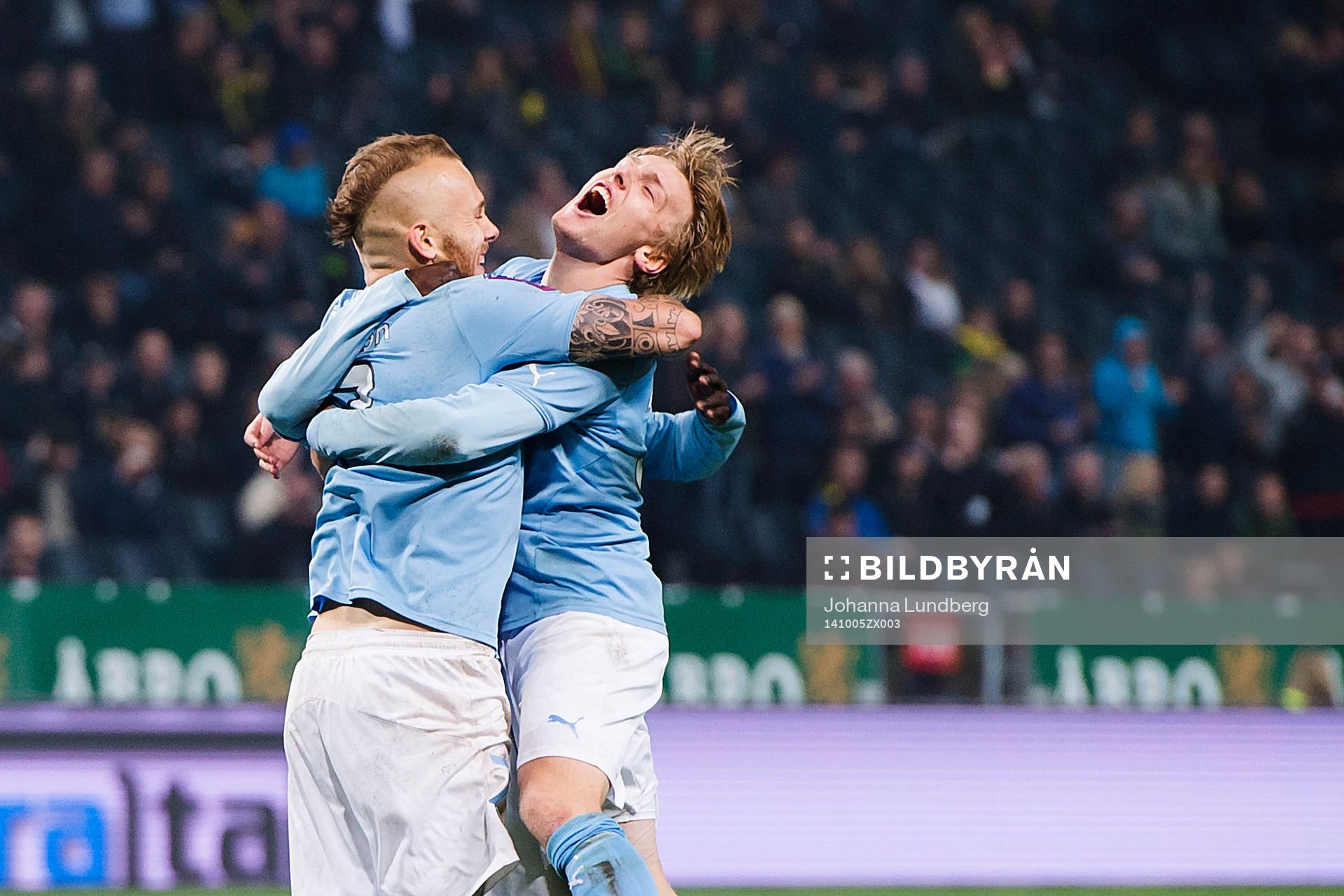 Malmö FFs Magnus Eriksson (tv) gör 1-2 och jublar med