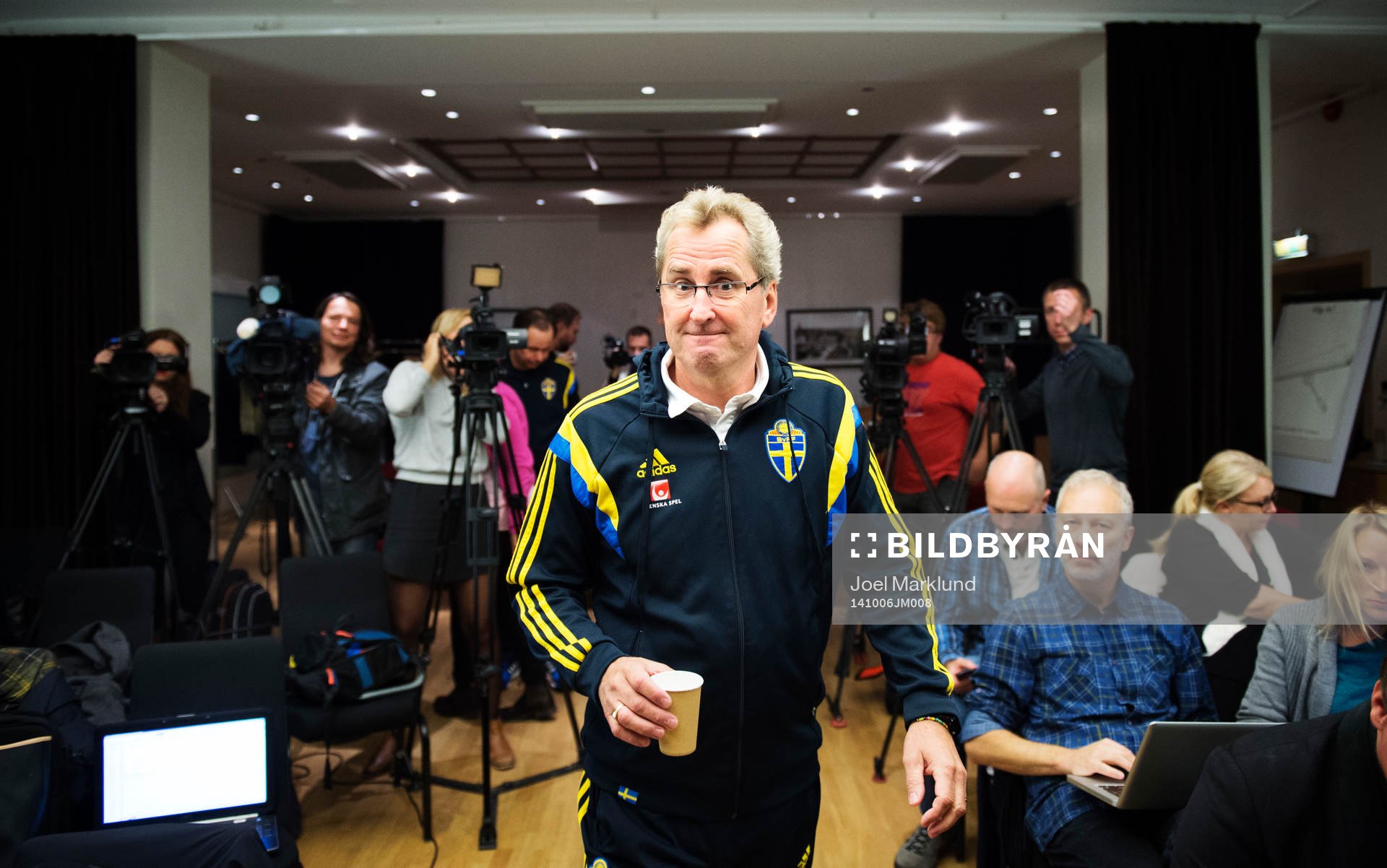 Sveriges förbundskapten Erik Hamrén på väg in till en