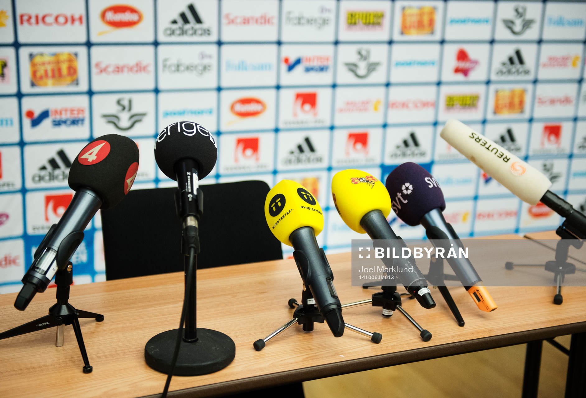 Mikrofoner från olika medier står på ett bord i väntan på att Sveriges förbundskapten Erik Hamrén ska komma till en presskonferens anordnad av Svenska Fotbollförbundet den 6 oktober 2014 i Stockholm.