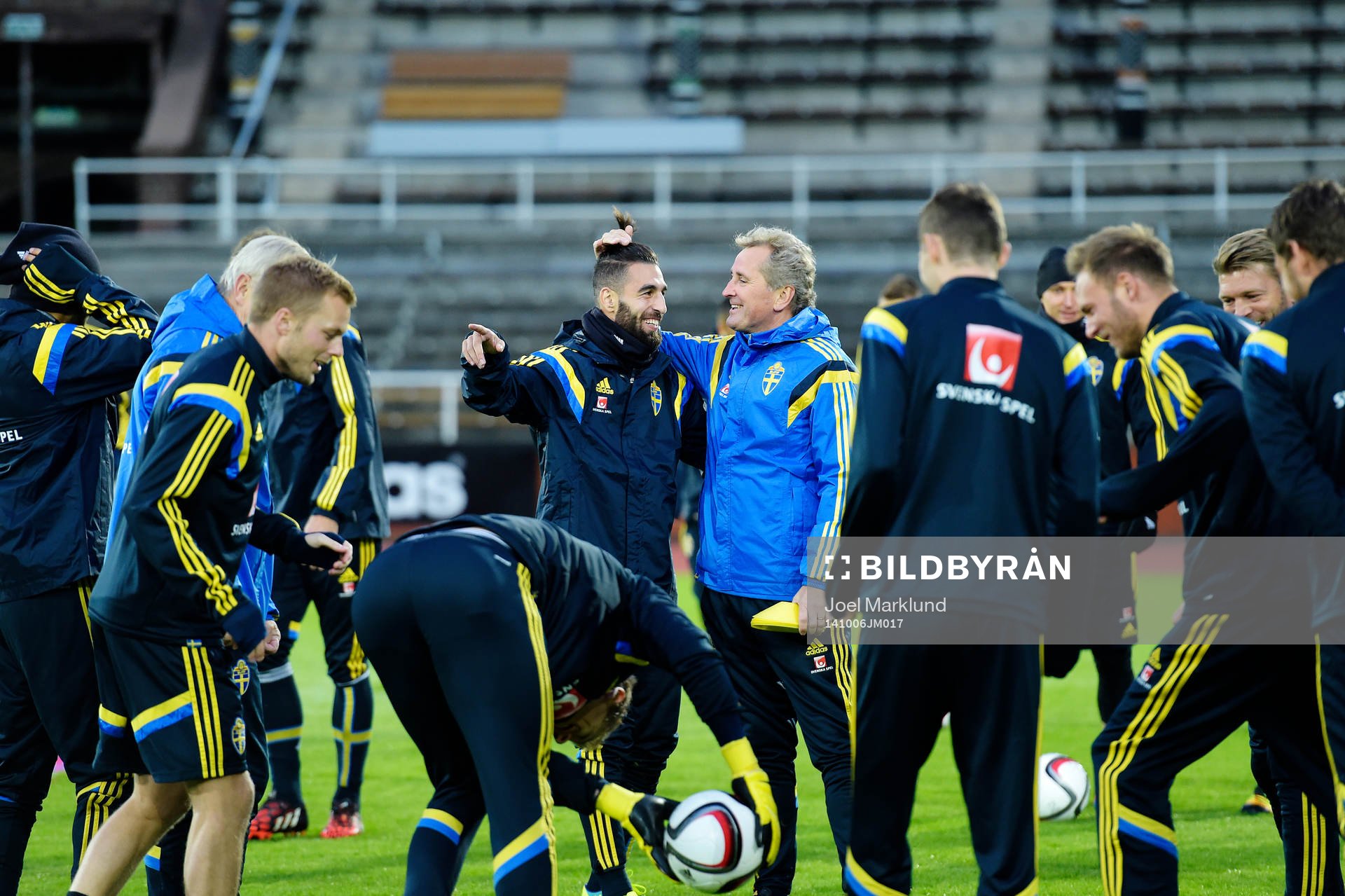 Sveriges förbundskapten Erik Hamrén tar tag i Jimmy
