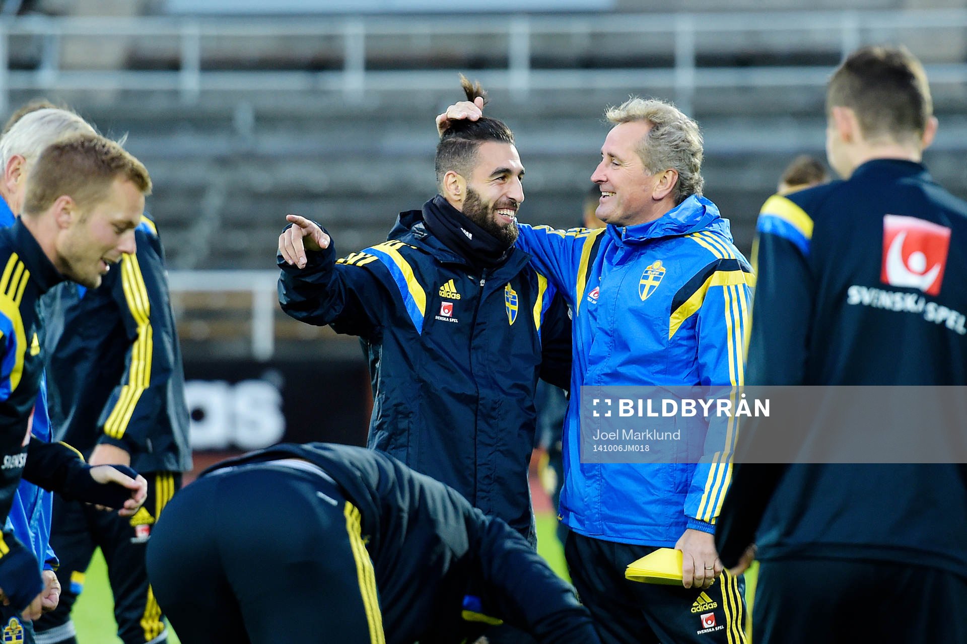 Sveriges förbundskapten Erik Hamrén tar tag i Jimmy