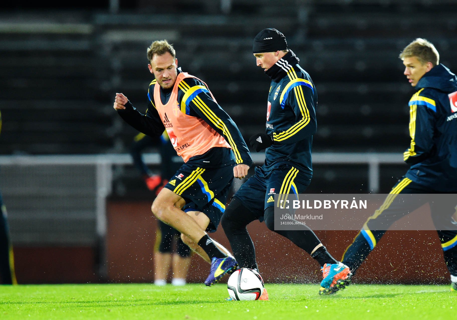 Kim Källström och Andreas Granqvist under Sveriges fotbollandslags träning den 6 oktober 2014 i Stockholm.