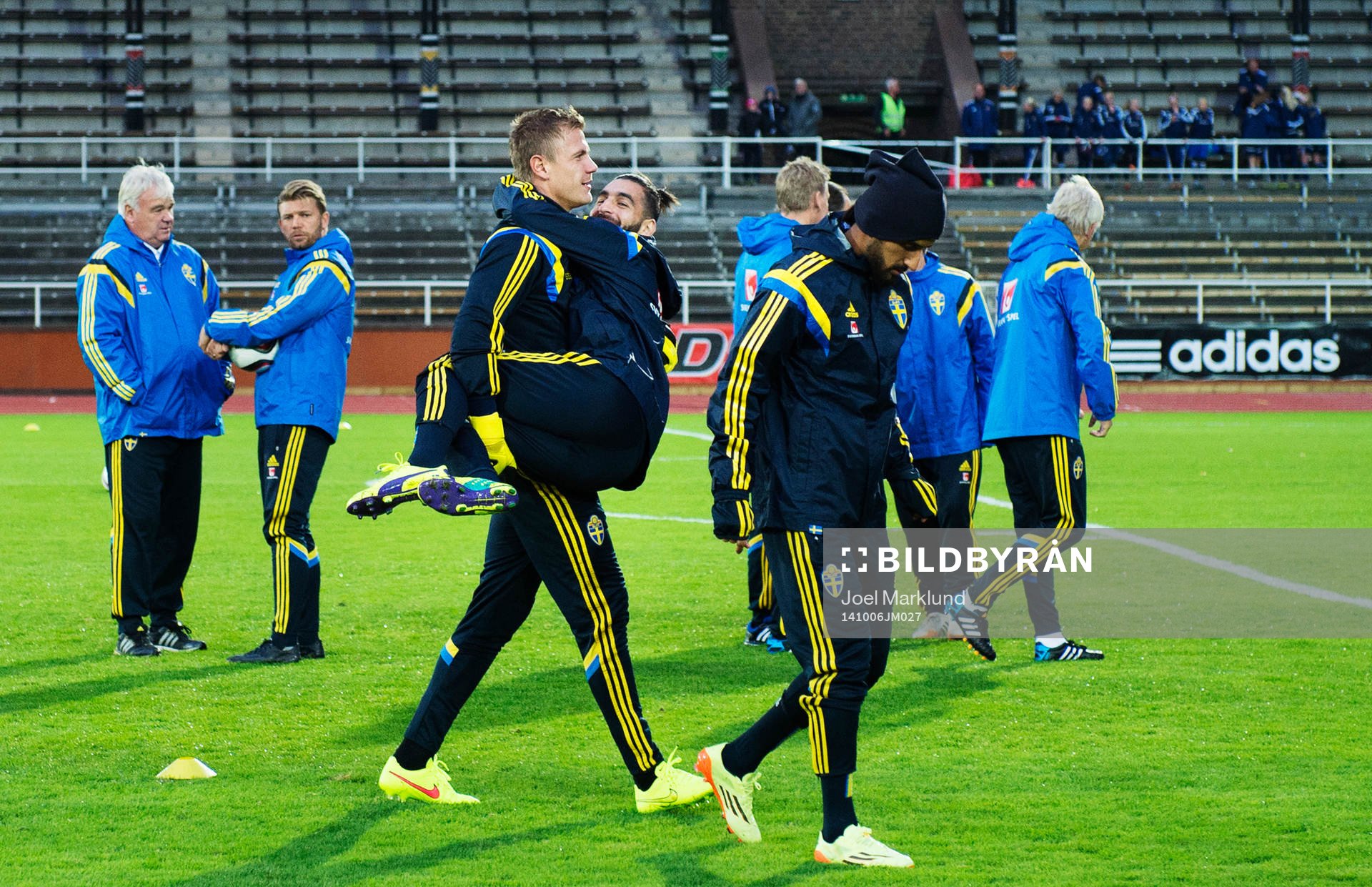 Målvakten Johan Dahlin bär på Jimmy Durmaz