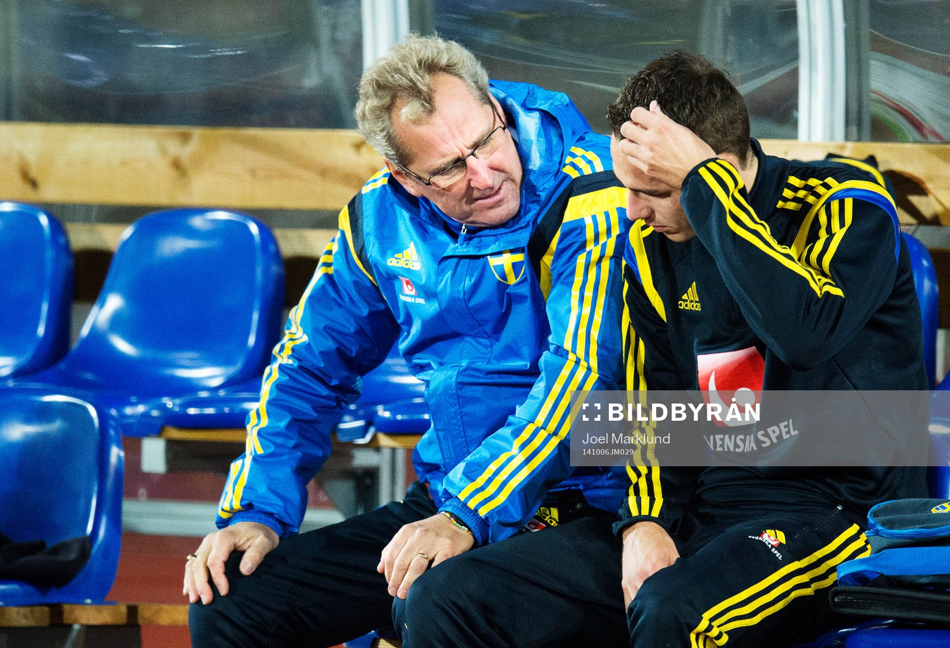 Förbundskapten Erik Hamrén pratar med Branimir Hrgota under Sveriges fotbollandslags träning den 6 oktober 2014 i Stockholm.
