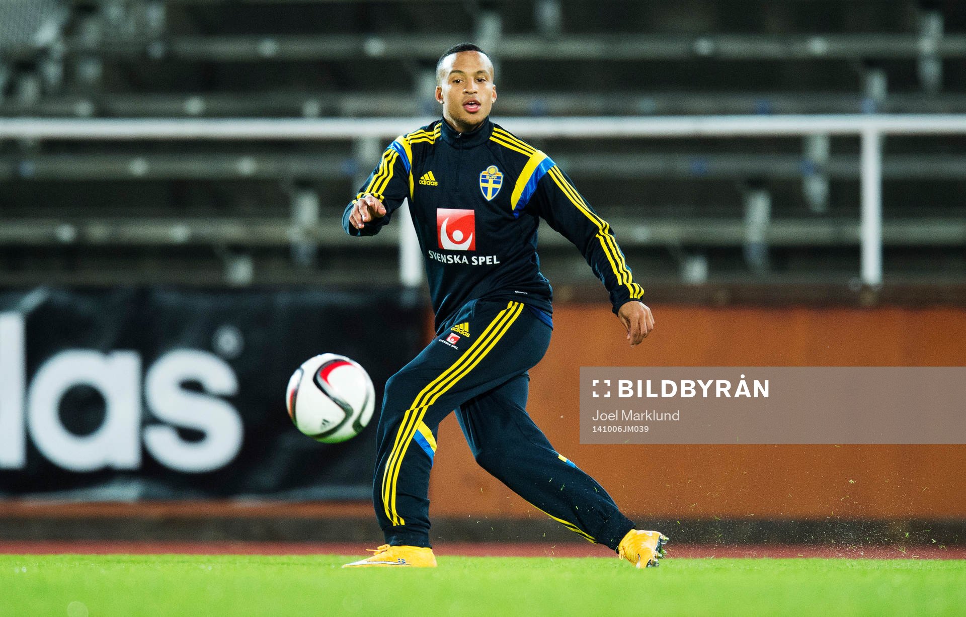 Martin Olsson under Sveriges fotbollandslags träning den 6 oktober 2014 i Stockholm.