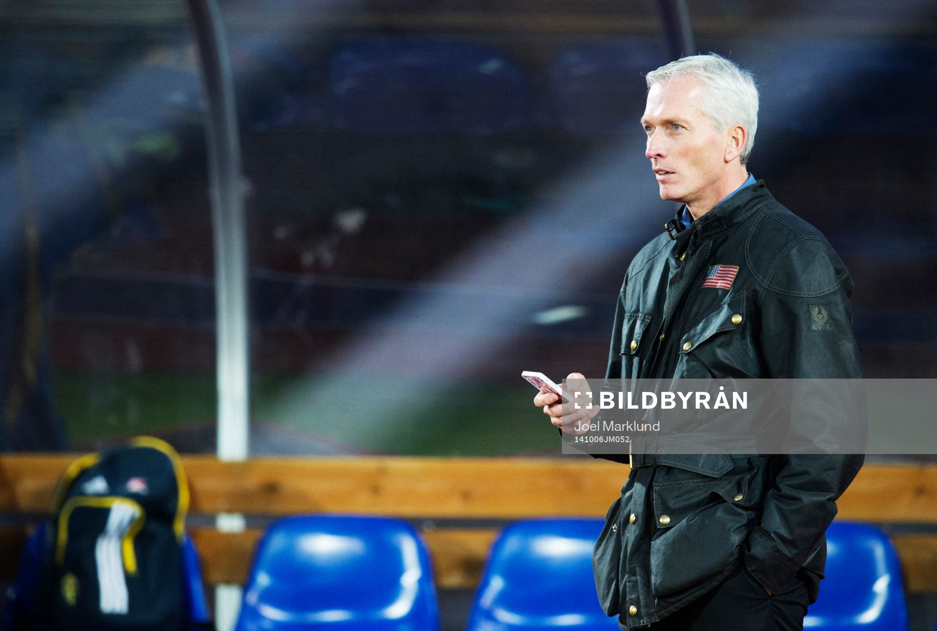 Håkan Sjöstrand, tillträdande generalsekreterare för Svenska Fotbollförbundet, följer Sveriges fotbollslandslags träning den 6 oktober 2014 i Stockholm.
