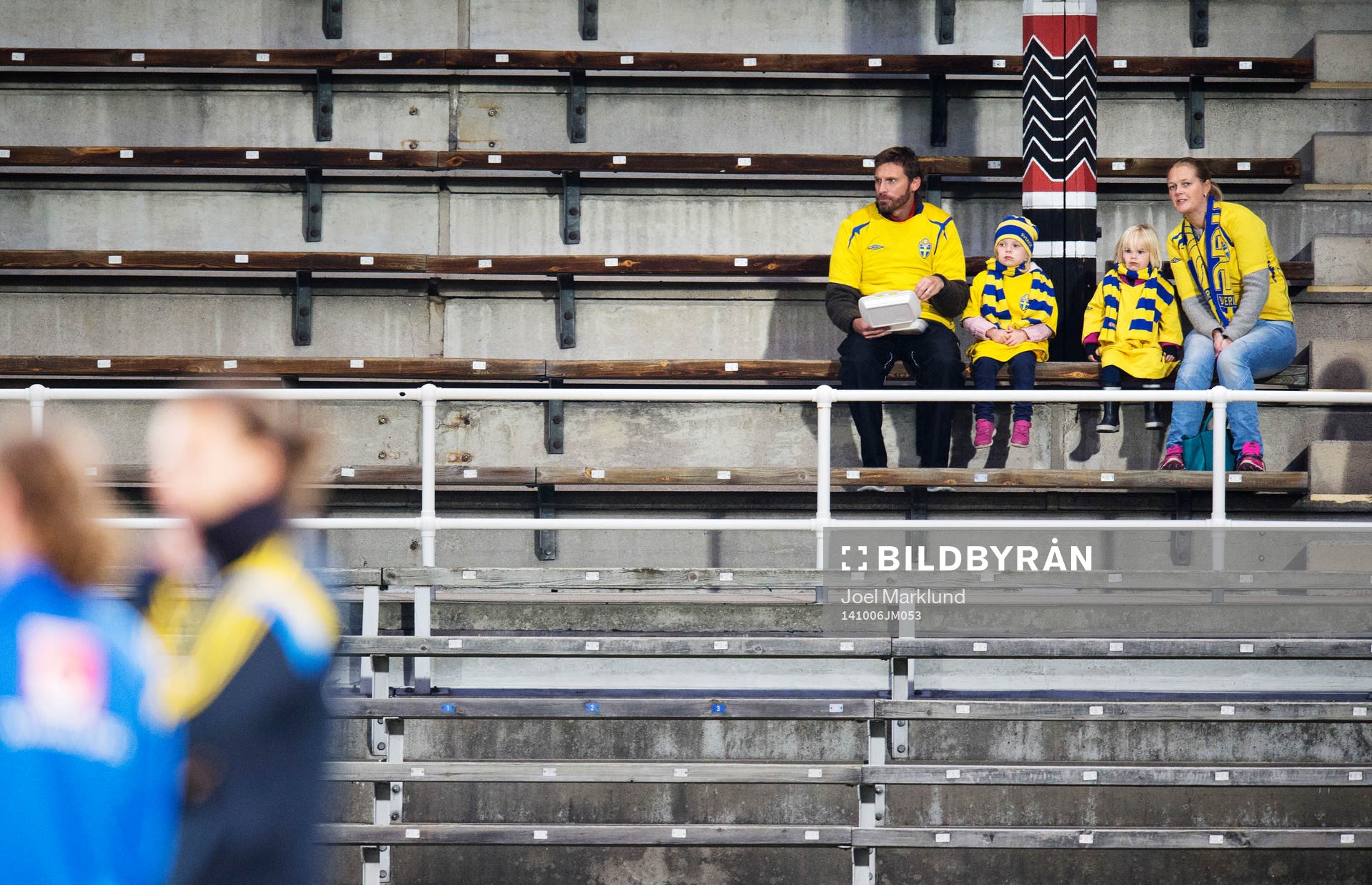 En familj följer Sveriges fotbollslandslags träning