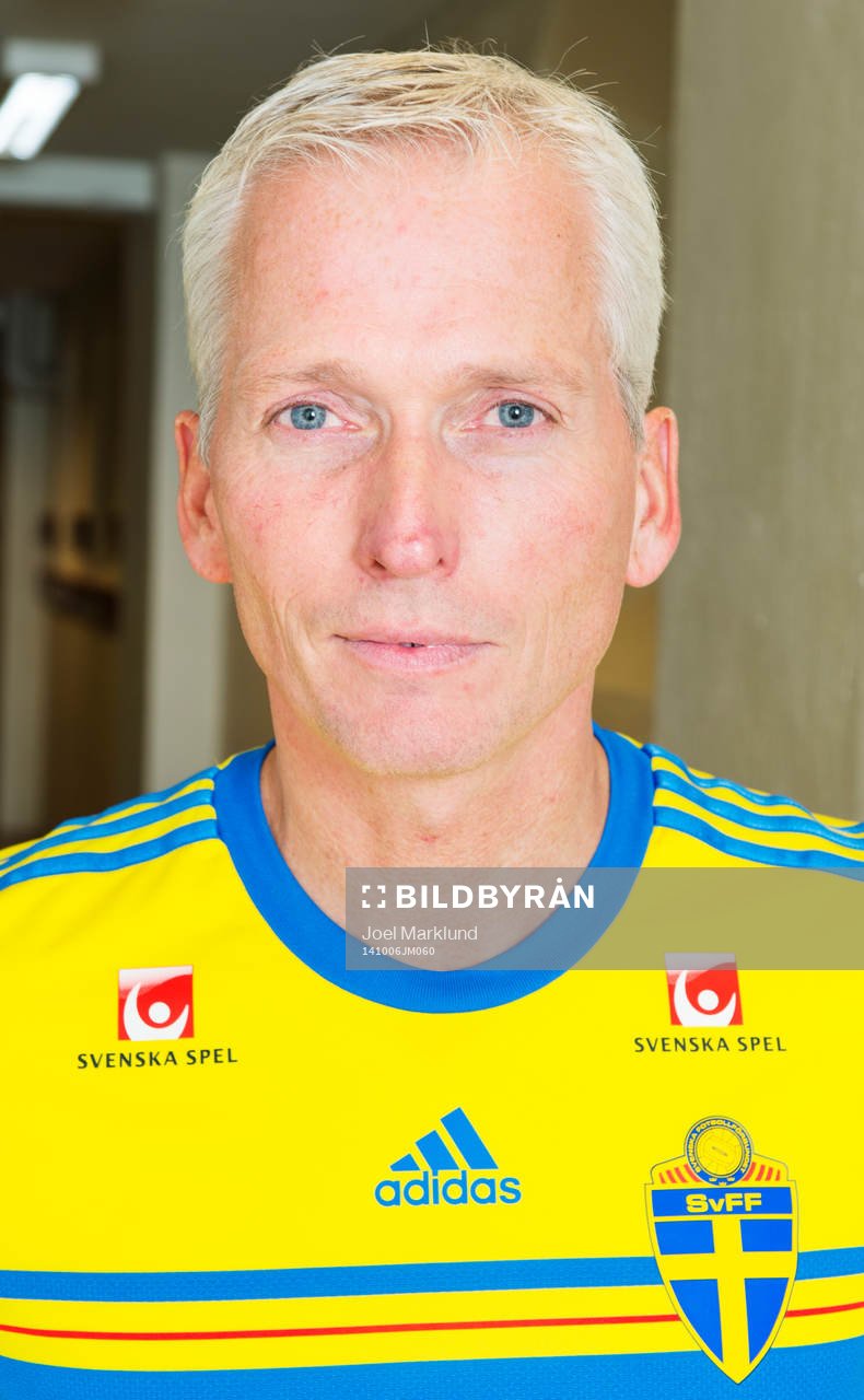 Håkan Sjöstrand, tillträdande generalsekreterare för Svenska Fotbollförbundet, poserar för ett porträtt iklädd det svenska fotbollslandslagets tröja den 6 oktober 2014 i Stockholm.