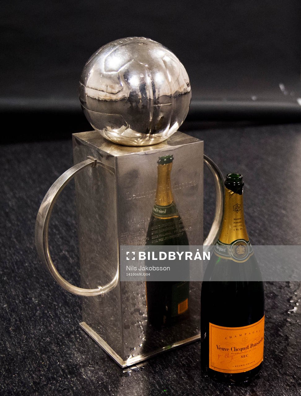 Lennart Johanssons pokal och en flaska champange står i ett omklädningsrum när Malmö FF firar sitt SM-guld den 5 oktober 2014 i Malmö.
