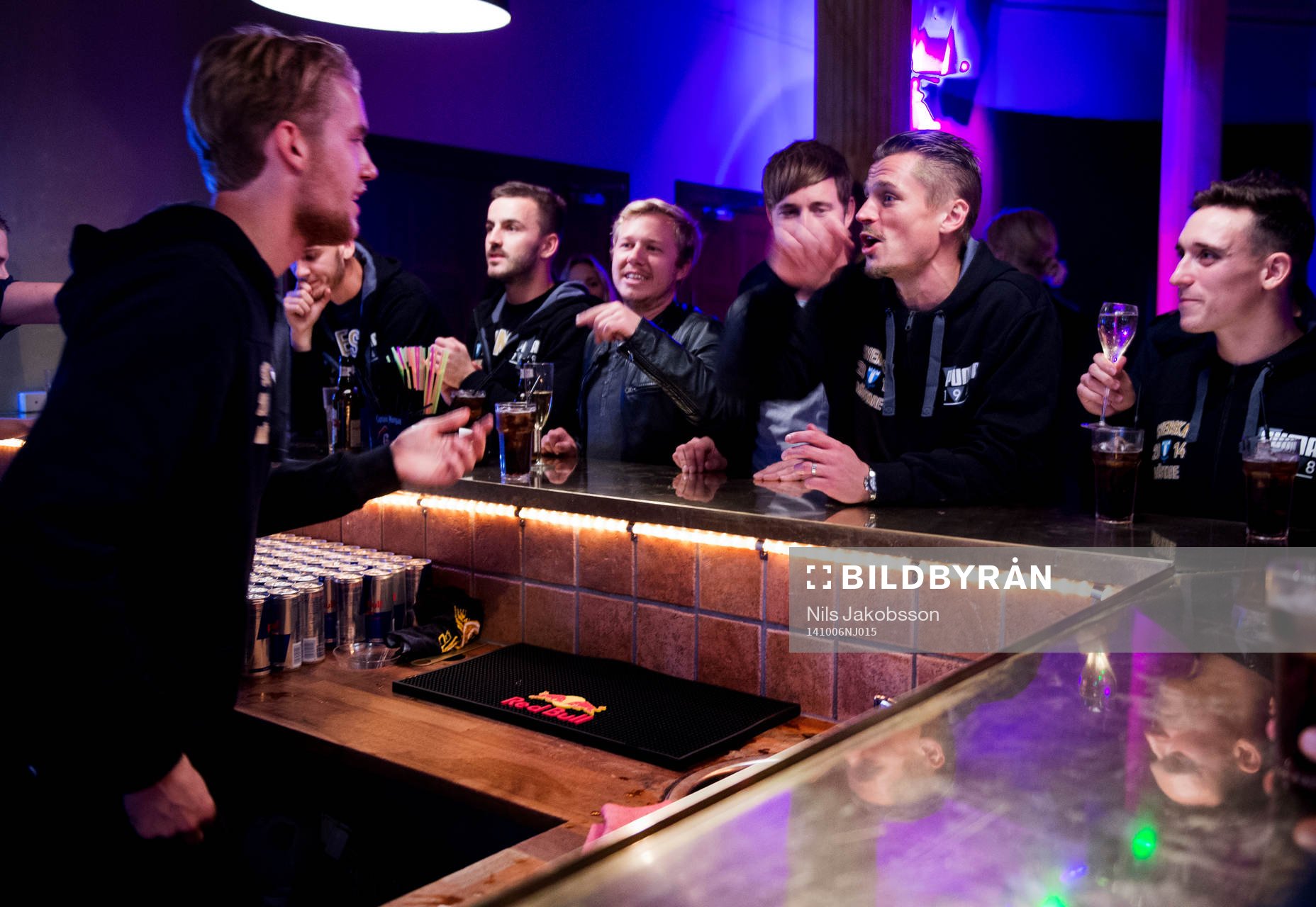 Filip Helander jobbar i baren och MArkus Rosenberg
