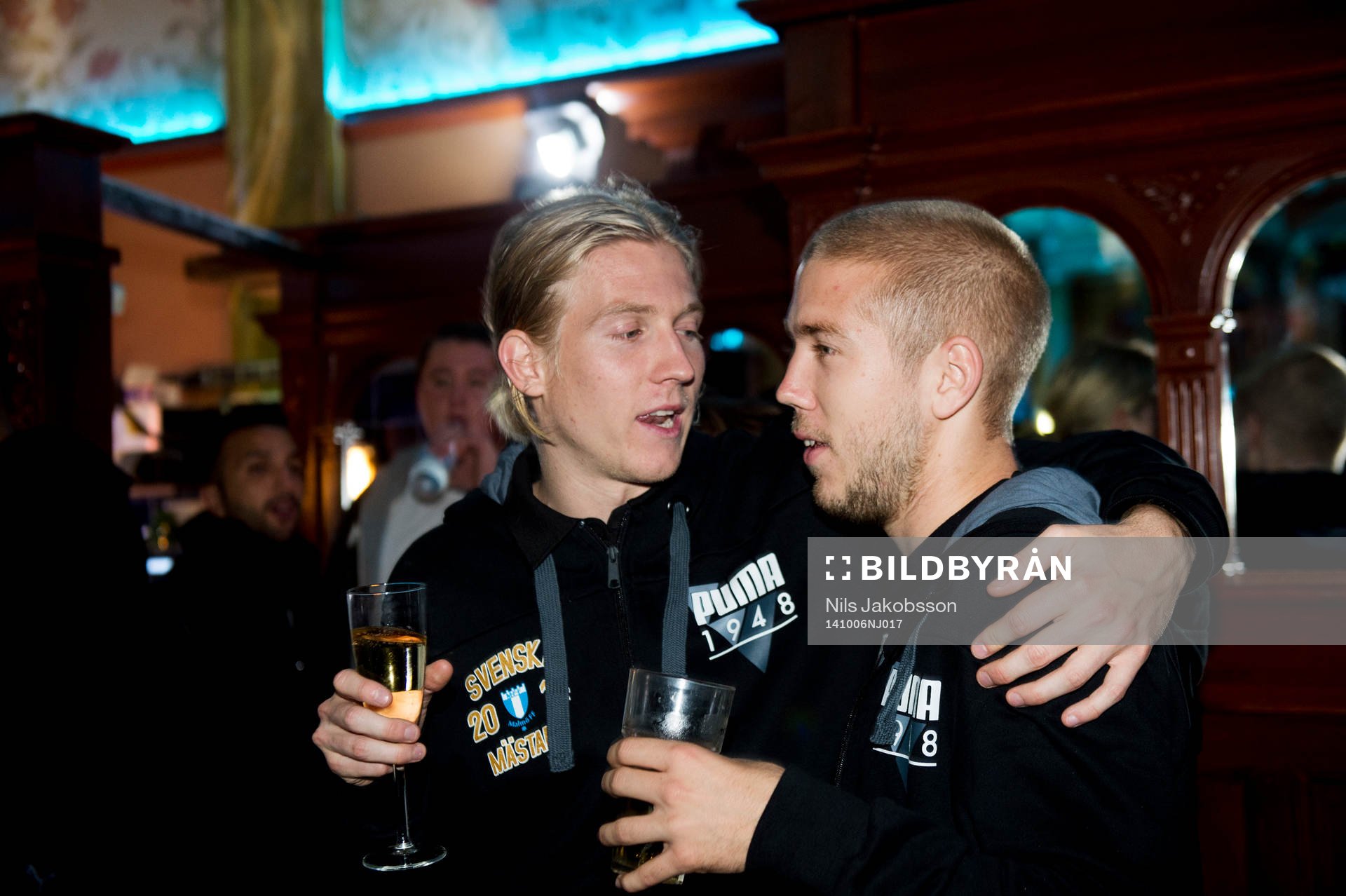 Simon Kroon och Anton Tinnerholm när Malmö FF firar sitt