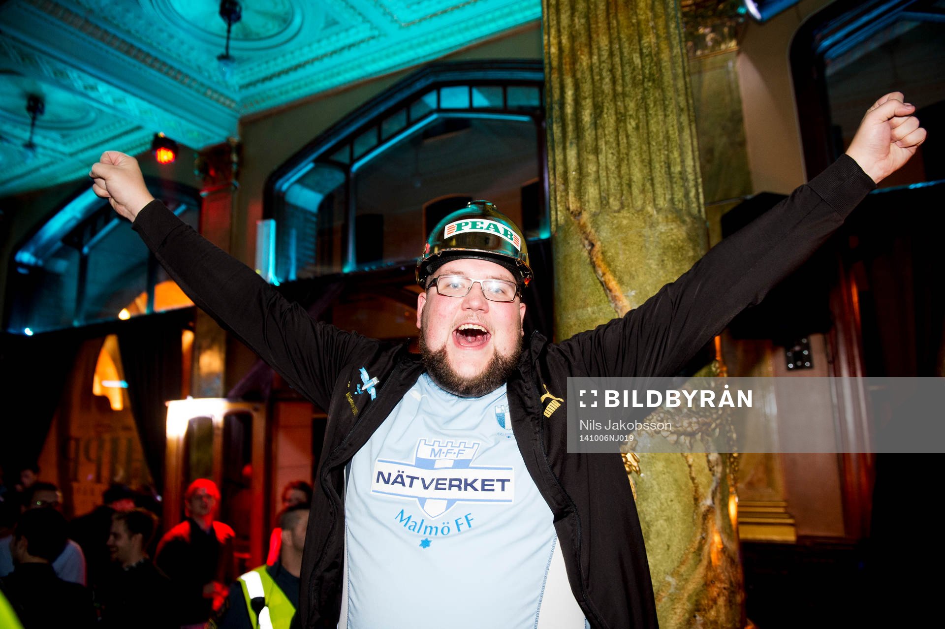 En glad supporetr när Malmö FF firar sitt SM-guld