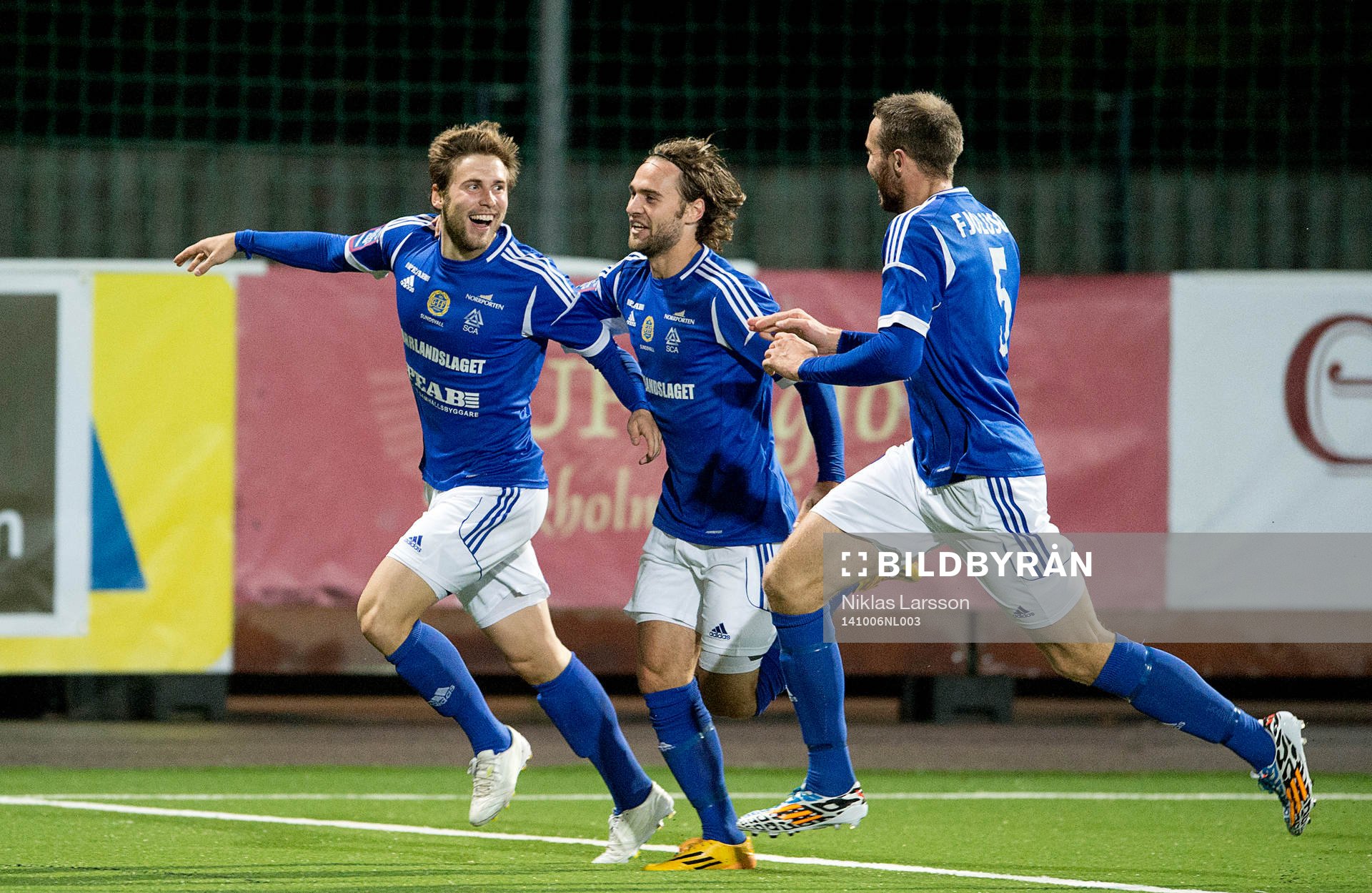 Sundsvalls Daniel Sliper, Simon Helg och Jon Gudni Fjoluson under fotbollsmatchen i Superettan mellan Syrianska och Sundsvall 06 oktober 2014 i Stockholm.