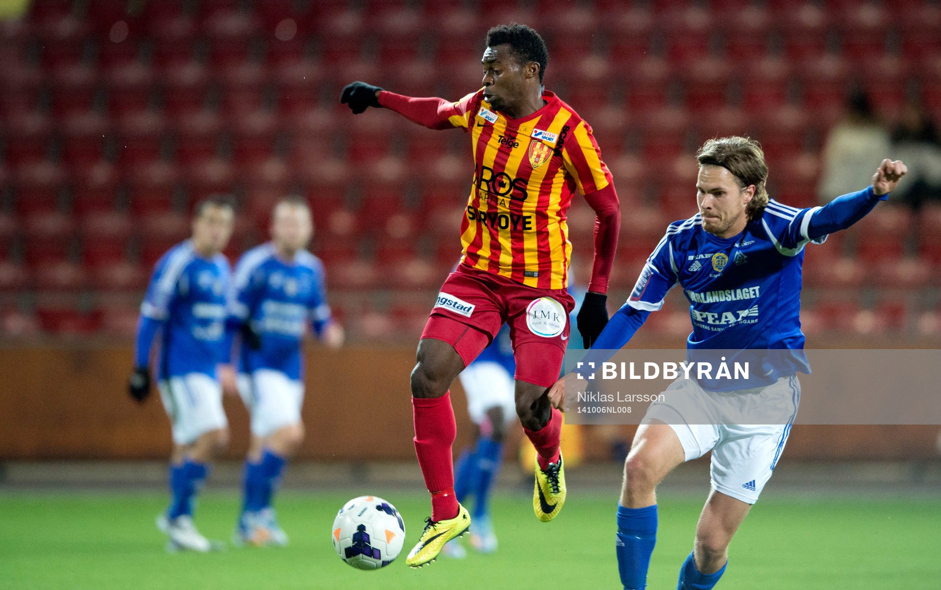 Syrianskas Success Chimankpa Nwosu och Sundsvalls Sebastian Rajalakso under fotbollsmatchen i Superettan mellan Syrianska och Sundsvall 06 oktober 2014 i Stockholm.