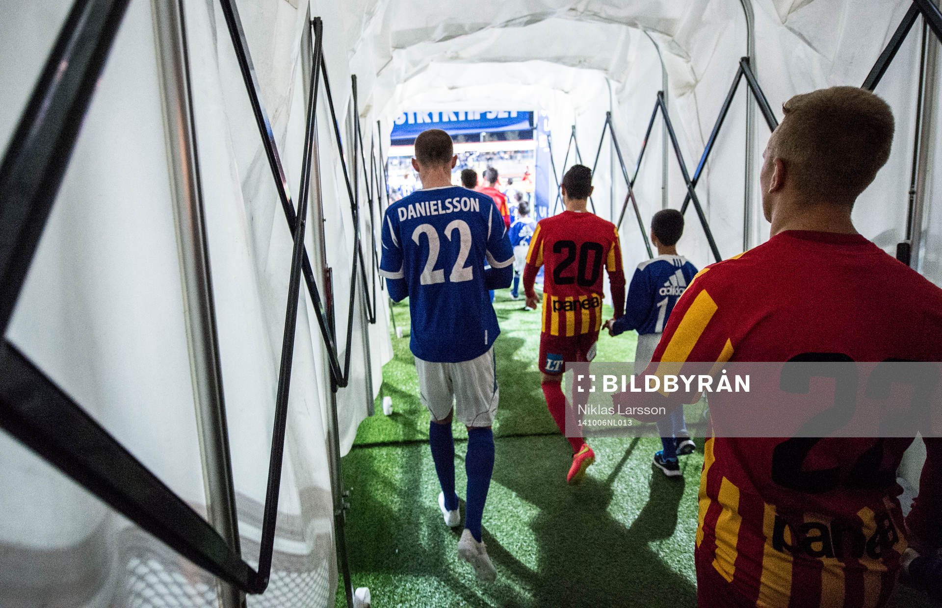 Spelarna gör entré innan fotbollsmatchen i Superettan mellan Syrianska och Sundsvall 06 oktober 2014 i Stockholm.