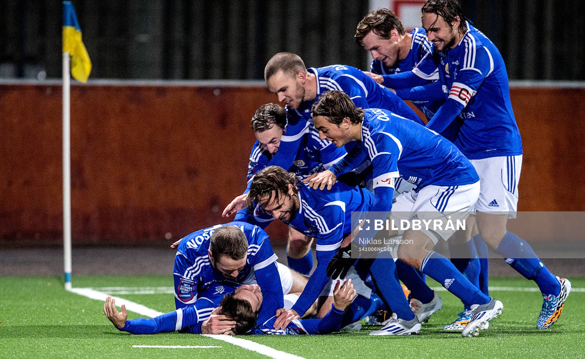 Sundsvalls Daniel Sliper gratuleras