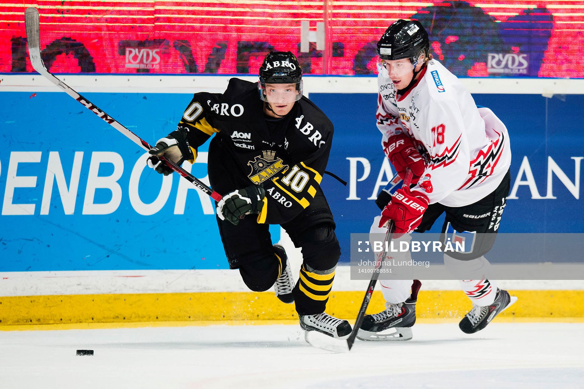 s Johan Olofsson och Vita Hästens Markus Gunnarsson