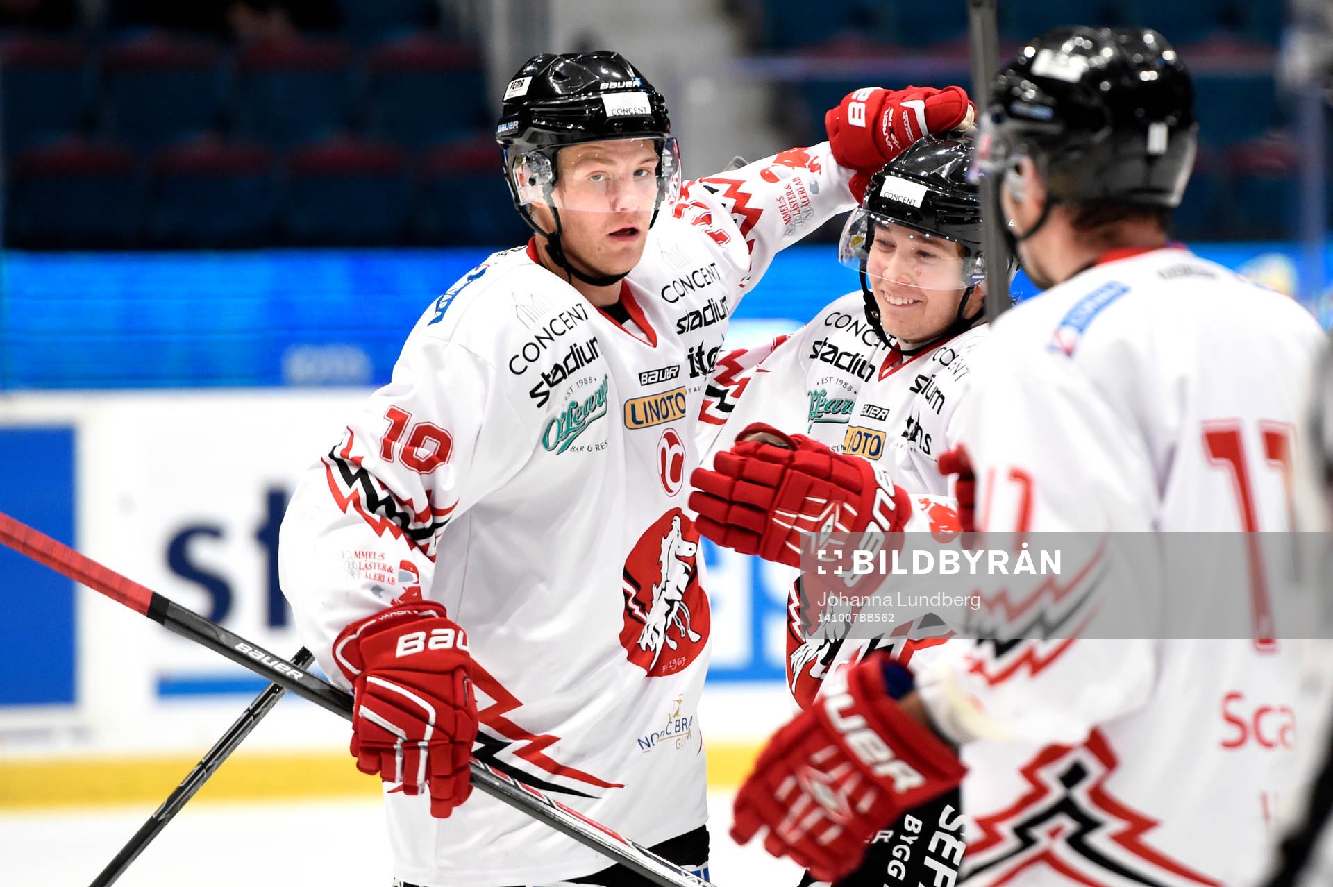 Vita Hästens Jesper Samuelsson jublar med lagkamraterna