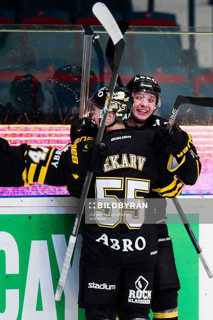 s Robin Kovacs gör 3-0 jublar och kramas om av Victor Ekarv