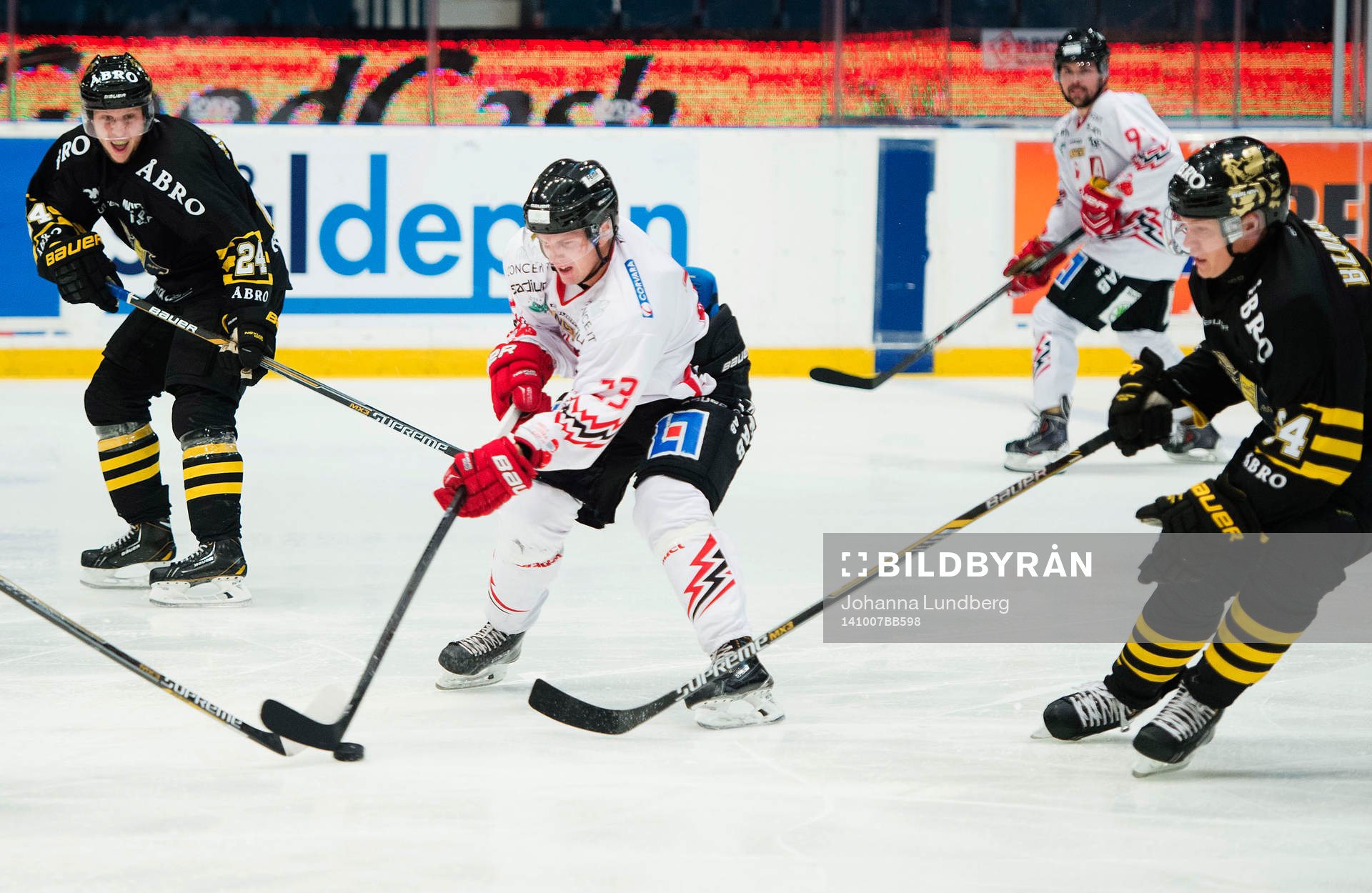 s Johan Andersson och Patric Blomdahl försöker stoppa