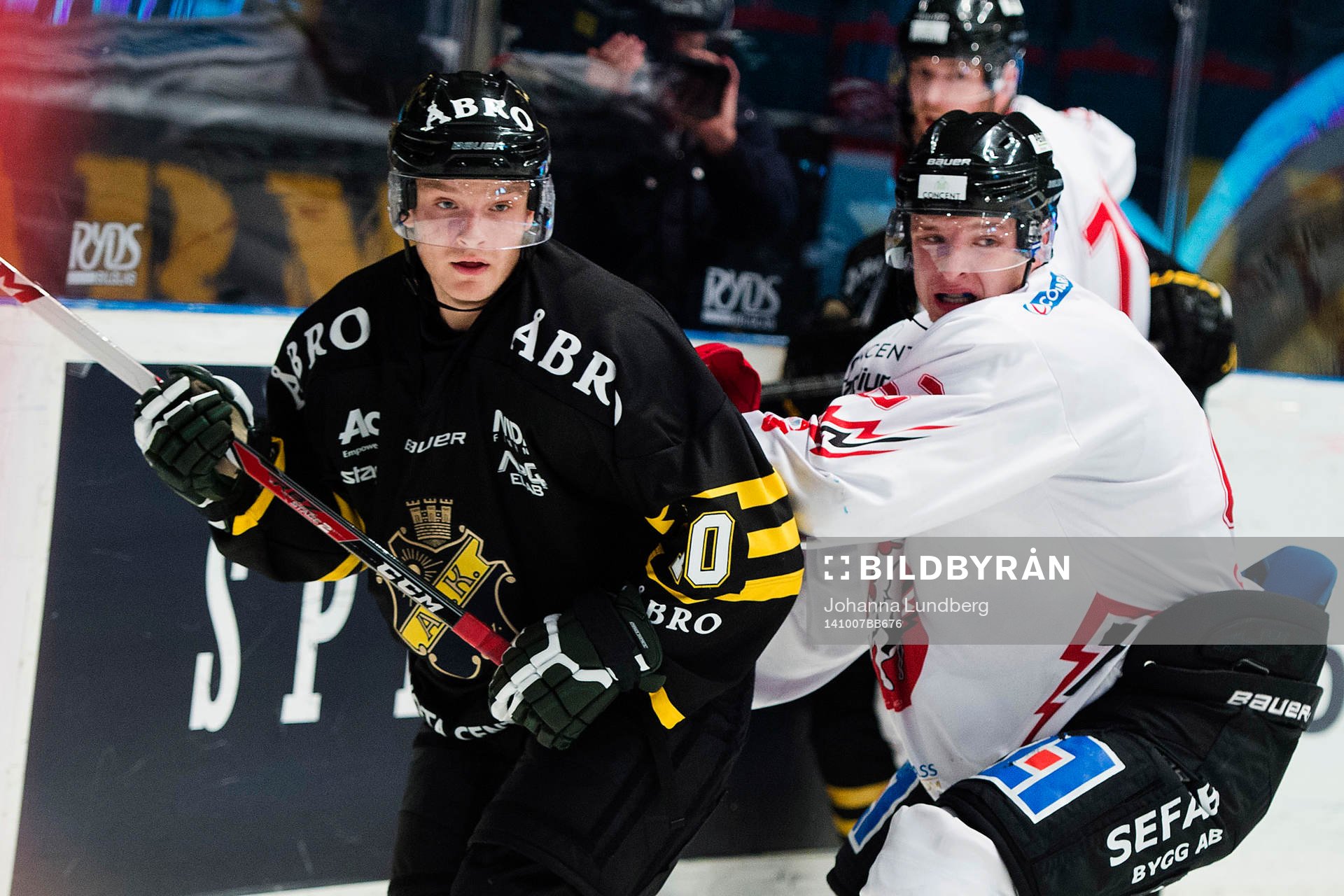 s Johan Olofsson och Vita Hästens Tobias Liljendahl