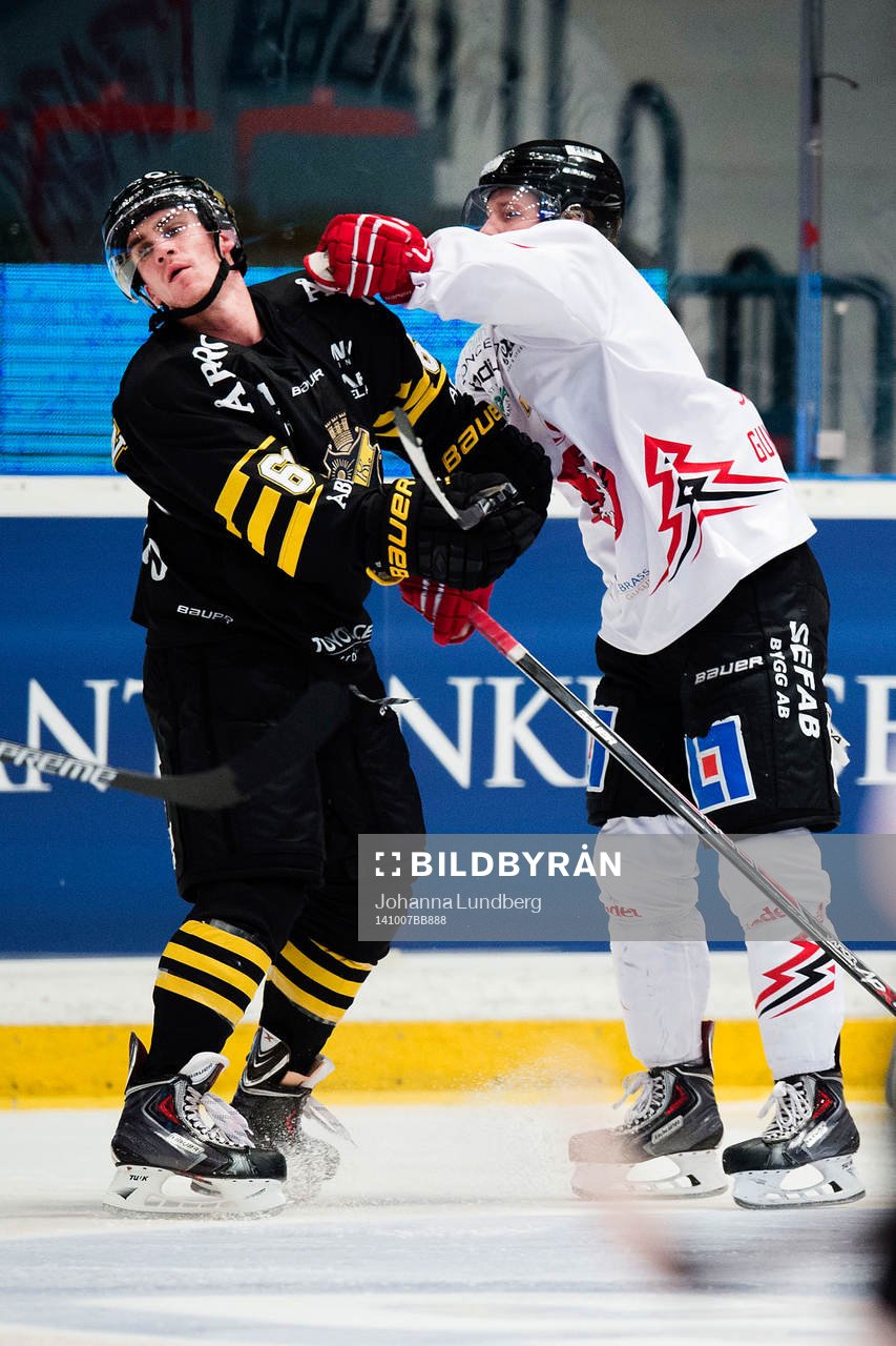 s Ryan McKiernan får en smäll av Vita Hästens Markus