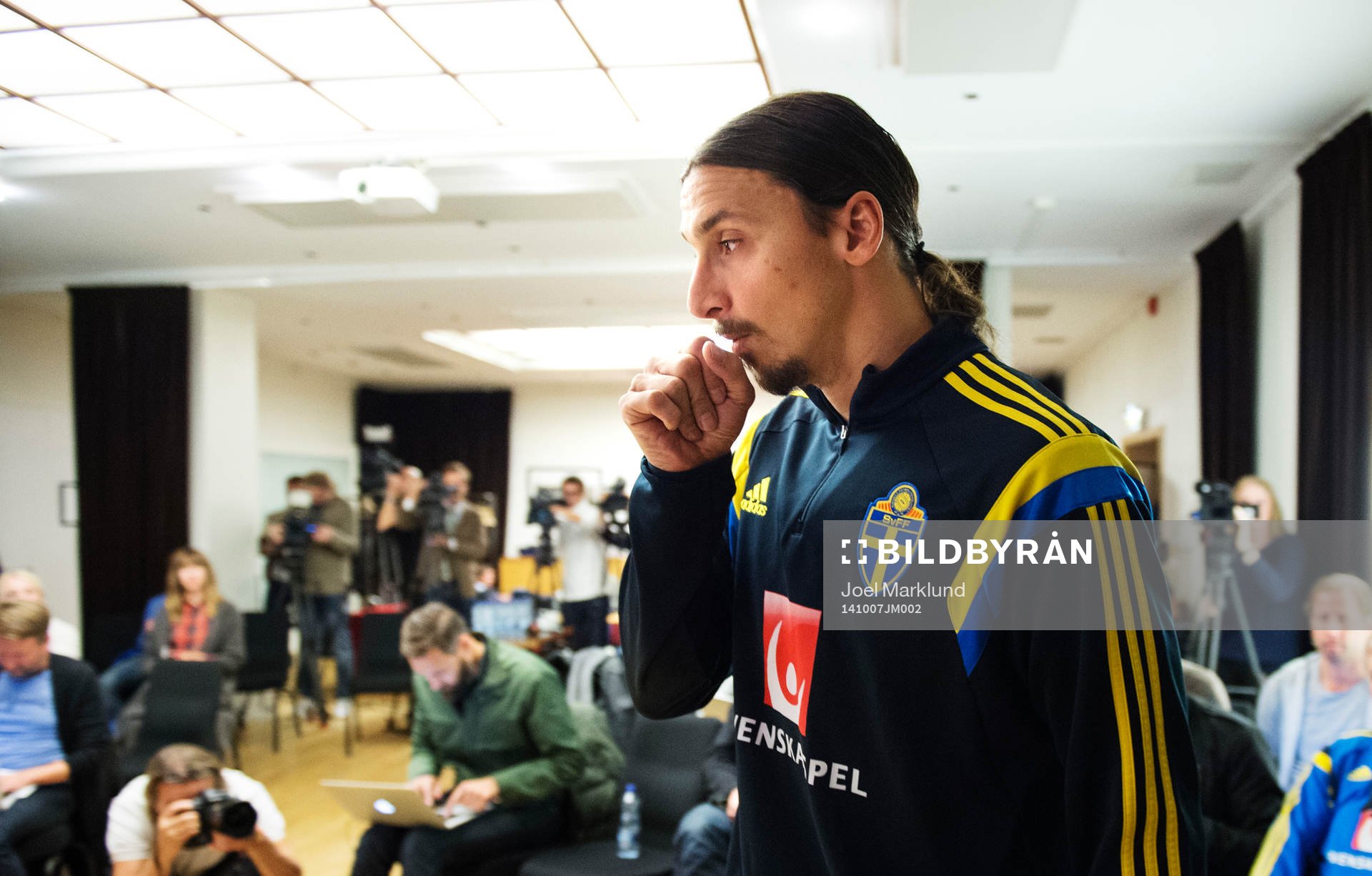 Sveriges Zlatan Ibrahimovic hostar när han är på väg in