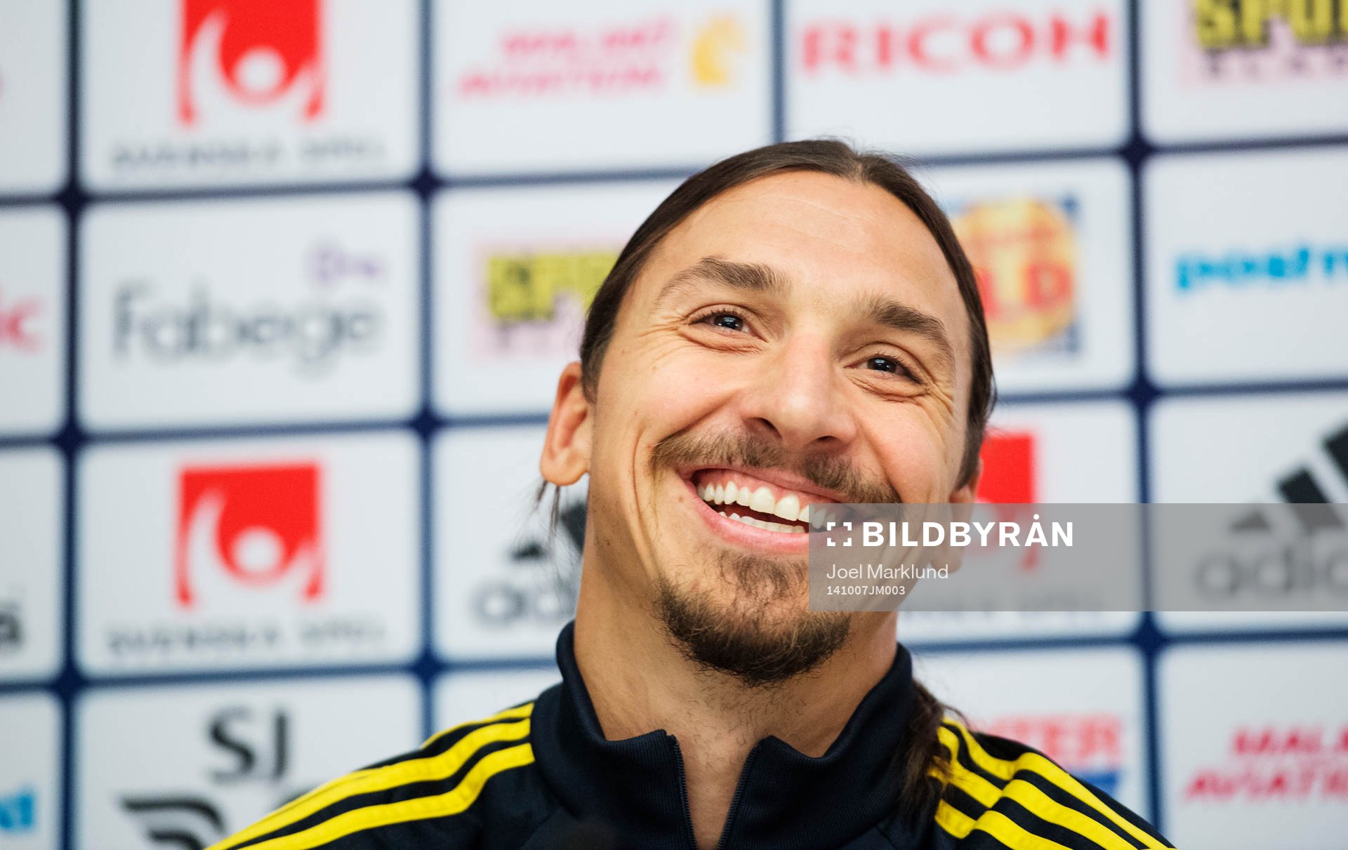 Sveriges Zlatan Ibrahimovic skrattar