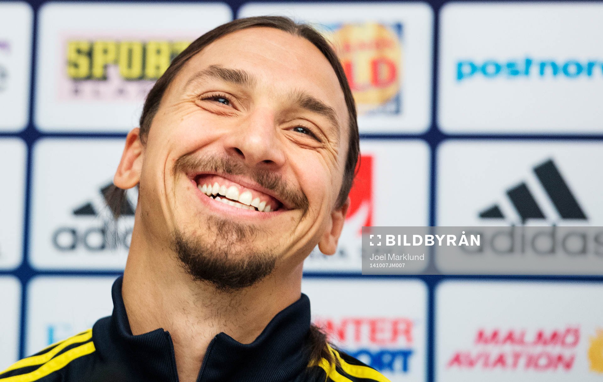 Sveriges Zlatan Ibrahimovic skrattar