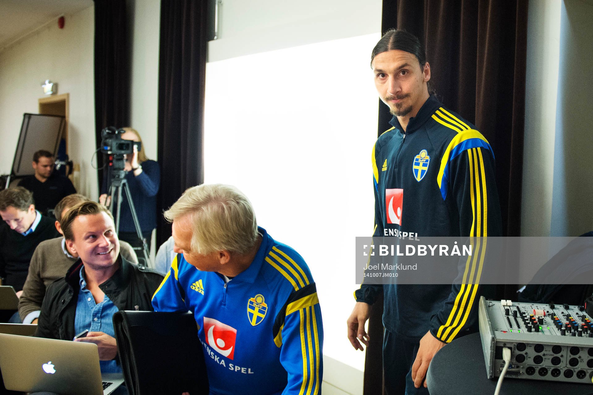 Sveriges Zlatan Ibrahimovic på väg in till en