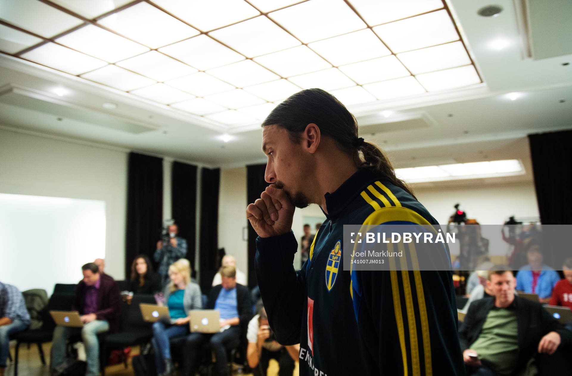 Sveriges Zlatan Ibrahimovic hostar när han är på väg in