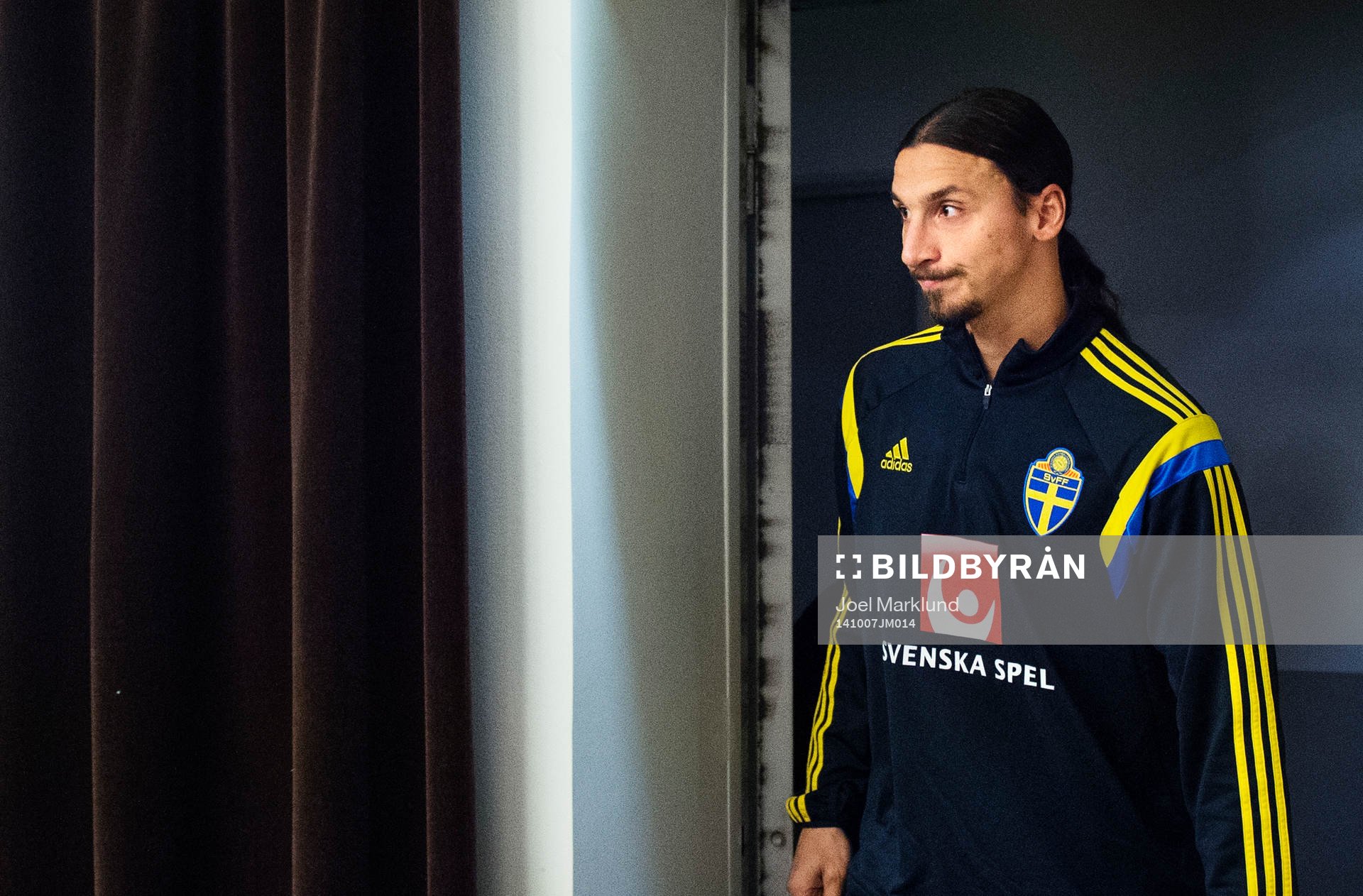 Sveriges Zlatan Ibrahimovic på väg in till en
