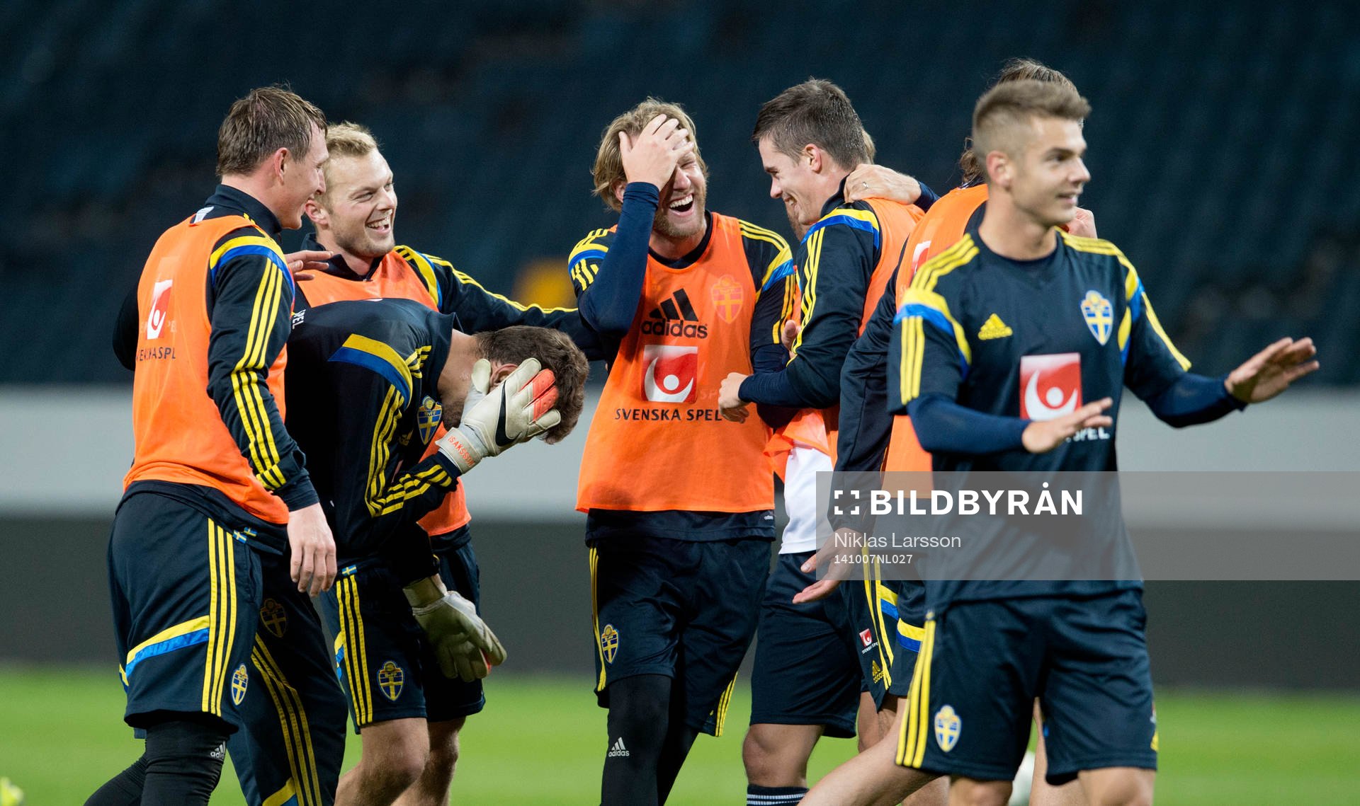 Mikael Lustig, Ola Toivonen och Sebastian Larsson jublar