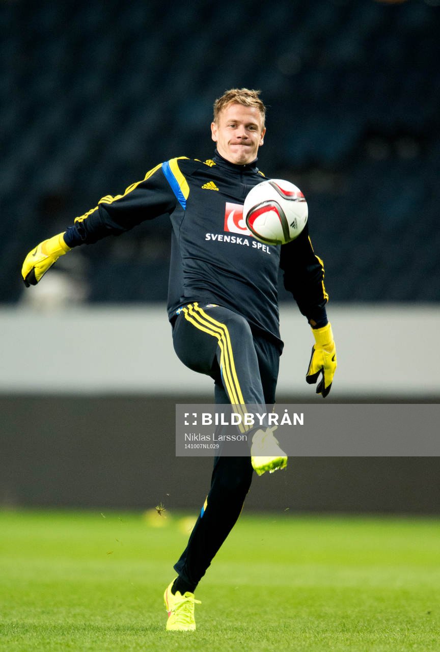 Sveriges målvakt Johan Dahlin under en träning med det svenska fotbollslandslaget den 07 oktober 2014 i Stockholm.