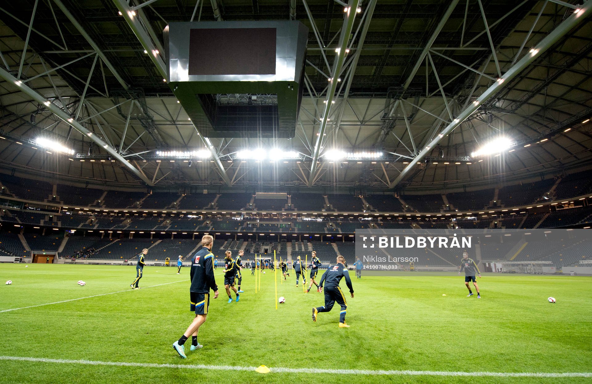 De svenska spelarna på Friends arena med taket stängt