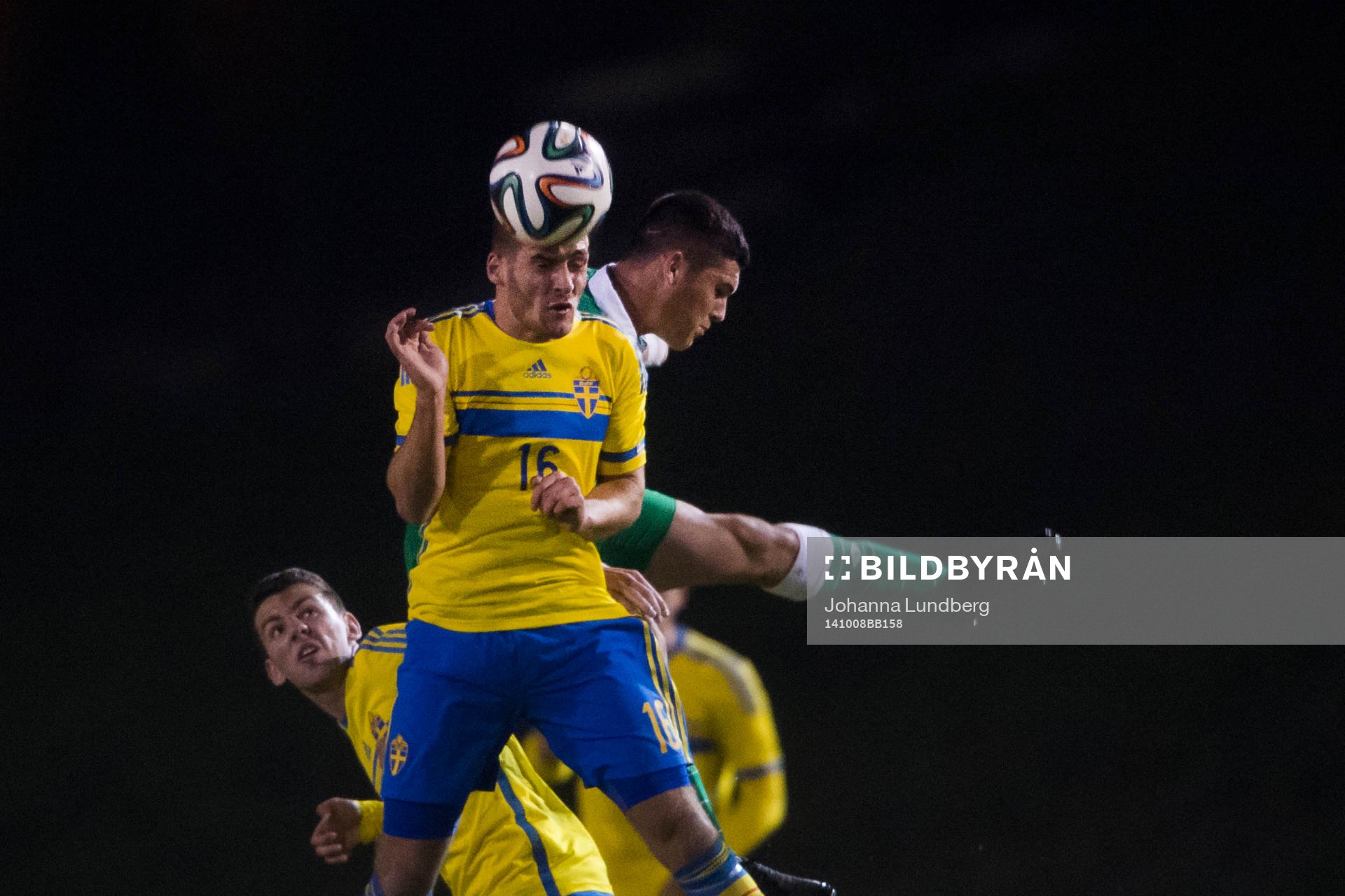 Sveriges Shkelqim Krasniqi och Irlands Frankie Mulhern