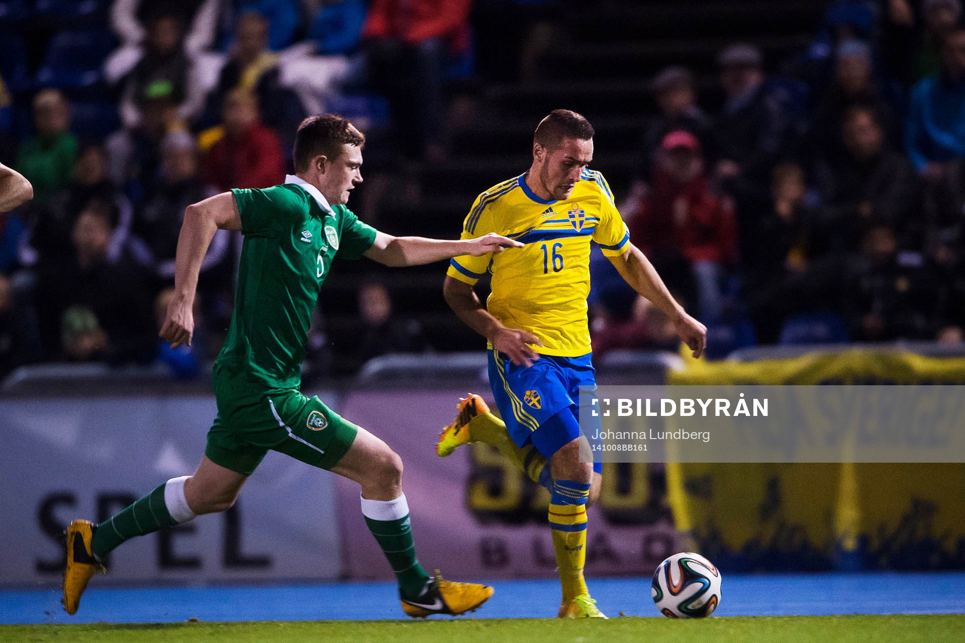Irlands Shann Donnellan och Sveriges Shkelqim Krasniqi  under fotbollsmatchen för P18 mellan Sverige och Irland den 8 oktober 2014 i Stockholm .