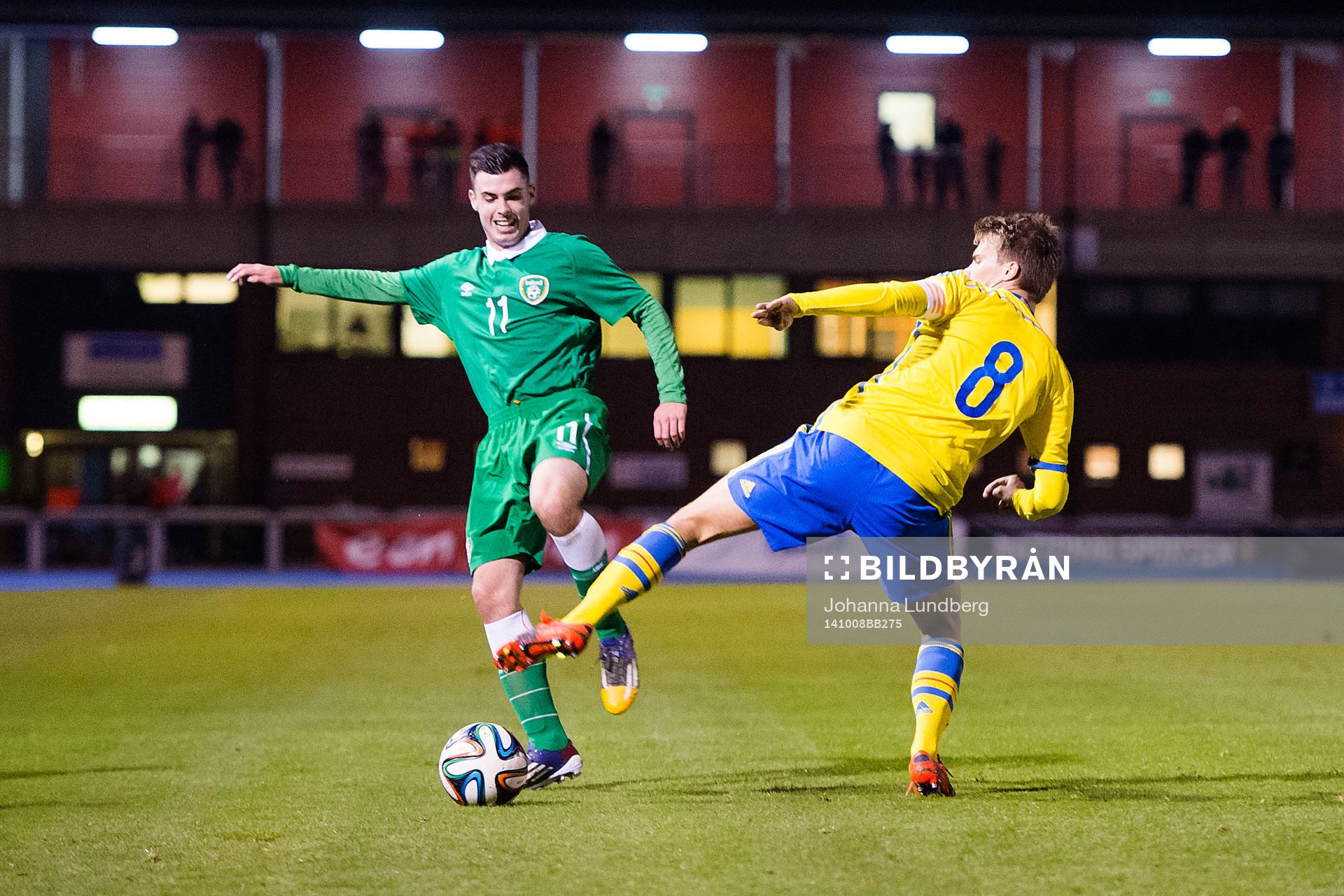 Irlands Joel Coustrain stoppas av Sveriges Elias Andersson under fotbollsmatchen för P18 mellan Sverige och Irland den 8 oktober 2014 i Stockholm .