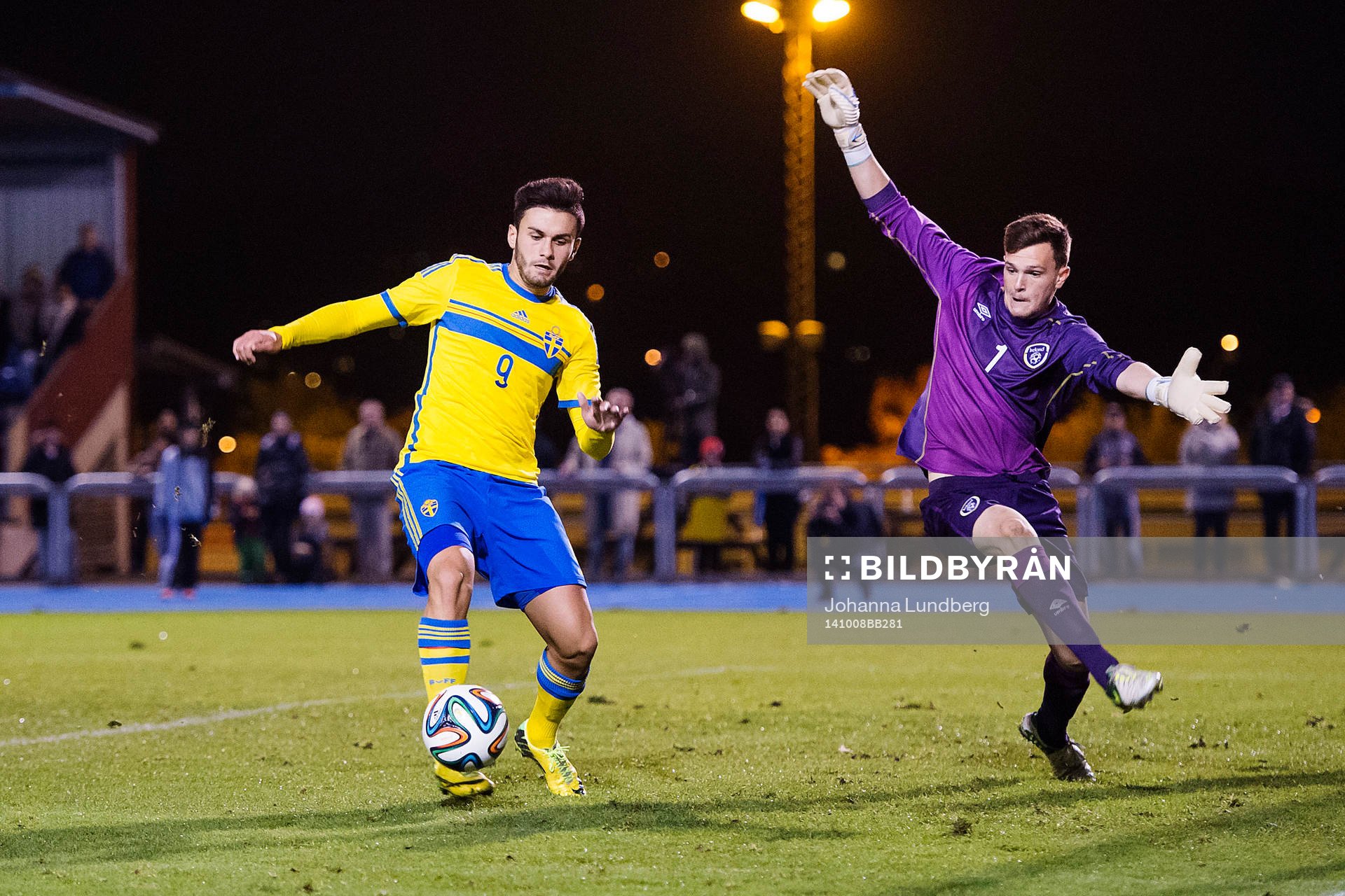 Sveriges Valmir Berisha och Irlands målvakt Harry Doherty