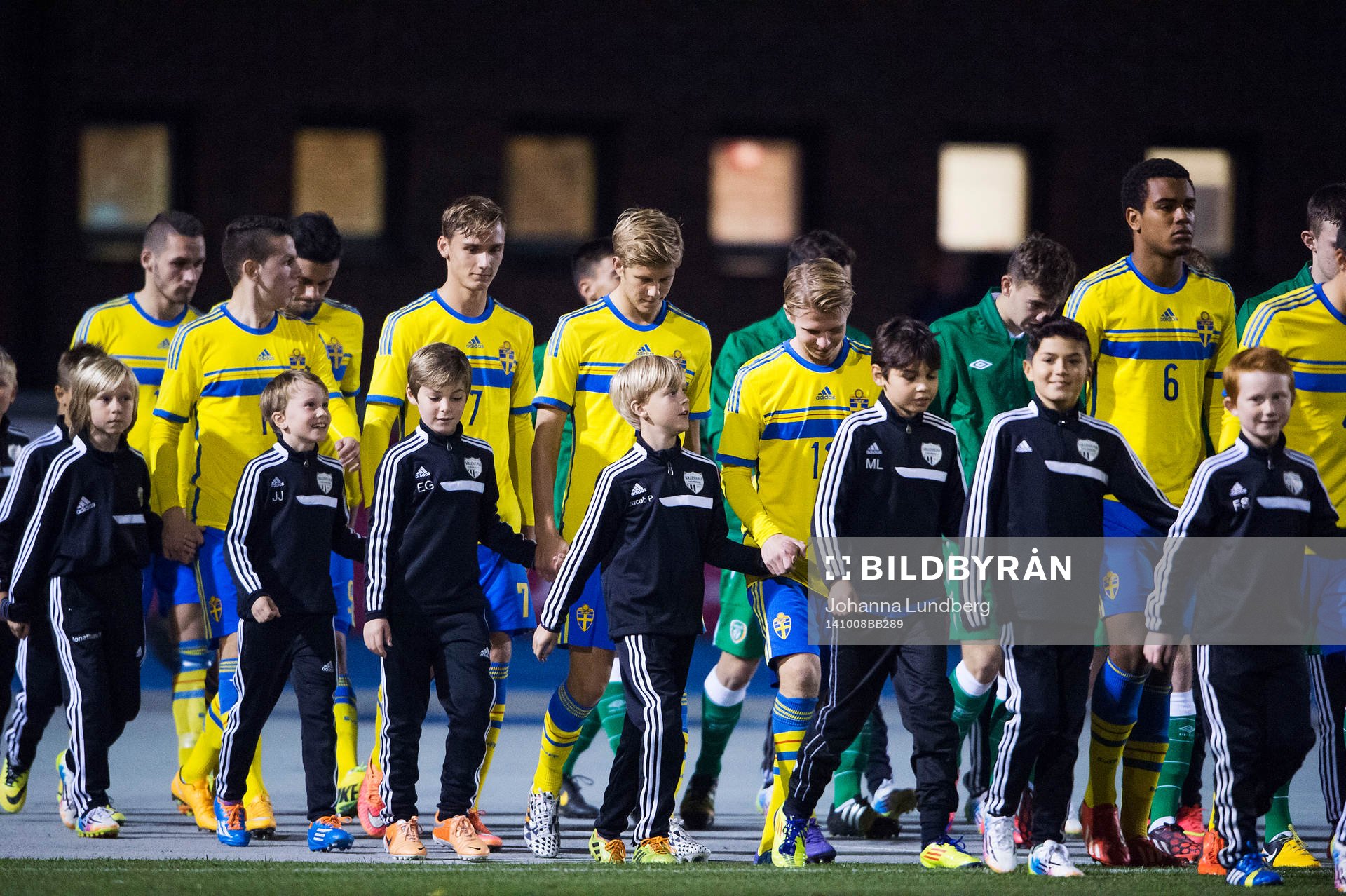 Sveriges Erdal Rakip, Linus Wahlqvist, Anton Jönsson Salétros och Noah Sonko Sundberg går in med knattar inför fotbollsmatchen för P18 mellan Sverige och Irland den 8 oktober 2014 i Stockholm .