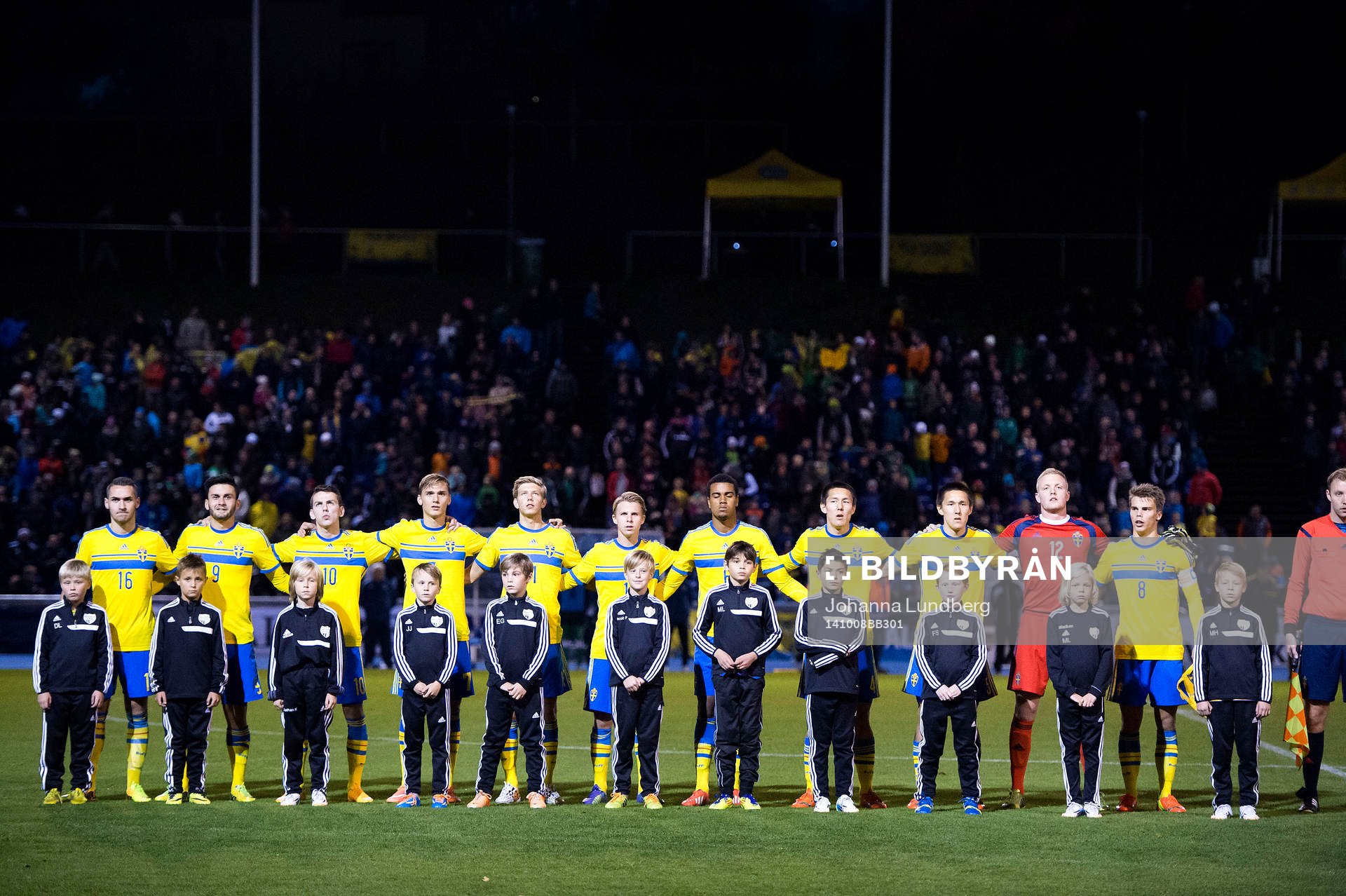 Sveriges Shkelqim Krasniqi, Valmir Berisha, Erdal Rakip, Linus Wahlqvist, Anton Jönsson Salétros, Viktor Nordin, Noah Sonko Sundberg, Sebastian Ramhorn, Johan Ramhorn, målvakt Tim Erlandsson och Elias Andersson står uppställda under nationalsången inför fotbollsmatchen för P18 mellan Sverige och Irland den 8 oktober 2014 i Stockholm .