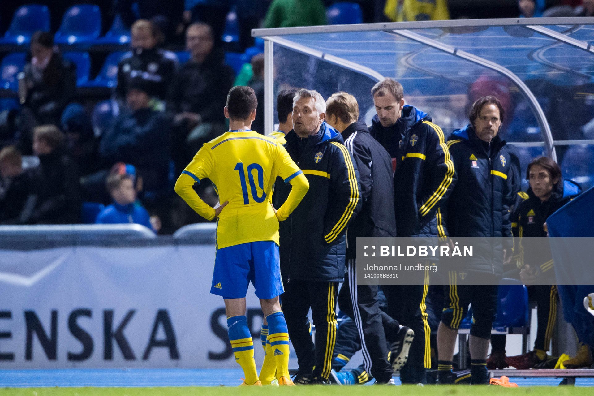  Sveriges förbundskapten Claes Eriksson instruerar Erdal Rakip under fotbollsmatchen för P18 mellan Sverige och Irland den 8 oktober 2014 i Stockholm .